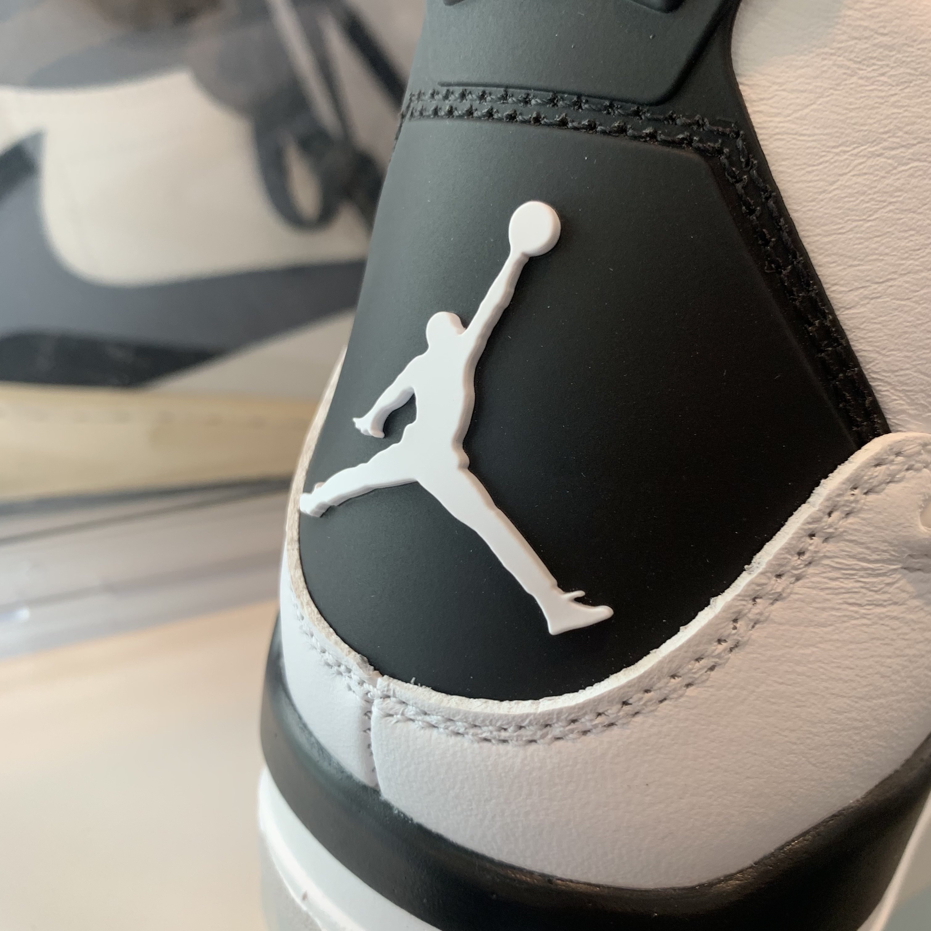 Jordan 4 Retro White and Black 착용 스타일 - 1