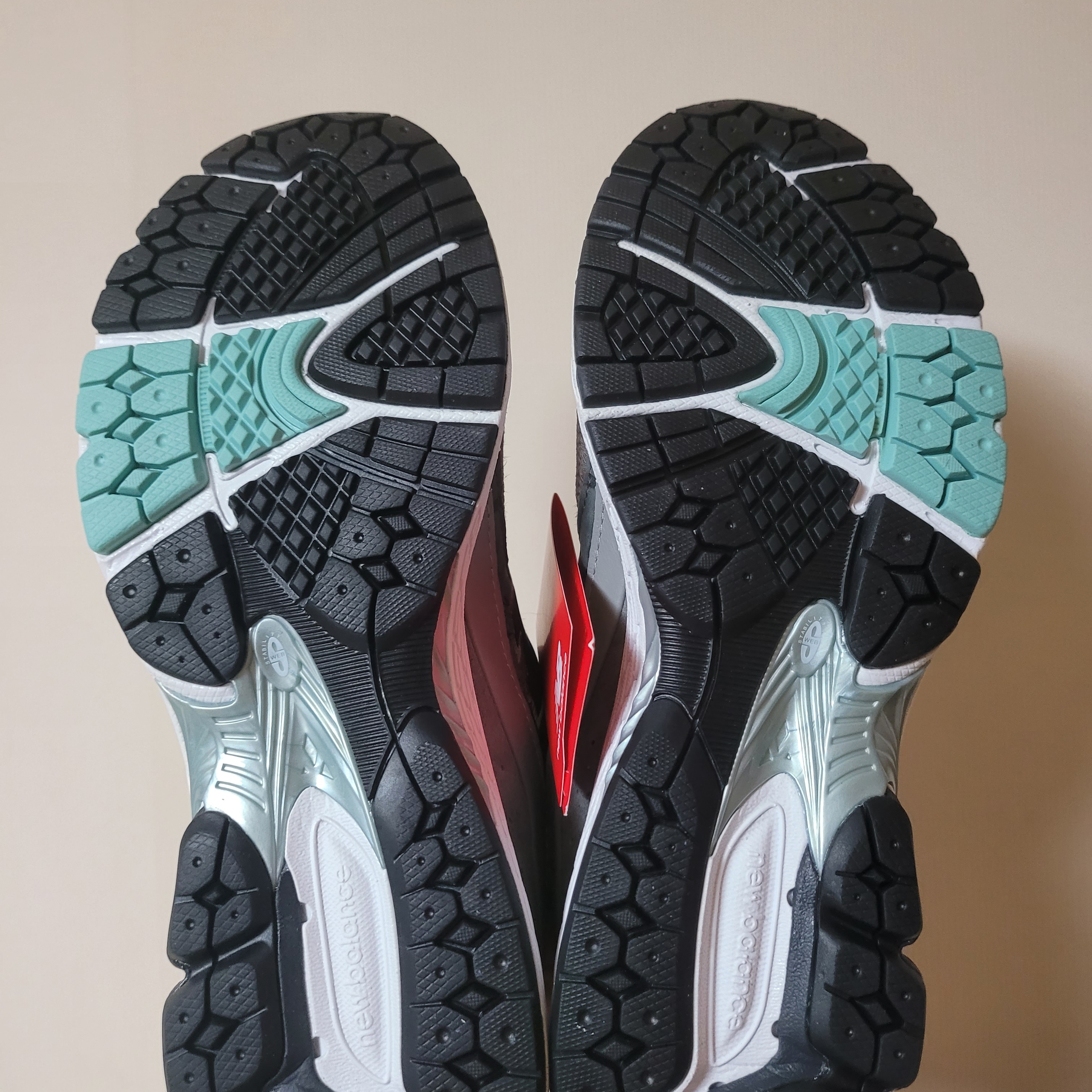 New Balance x Atmos 2002R Rat 착용 스타일 - 4