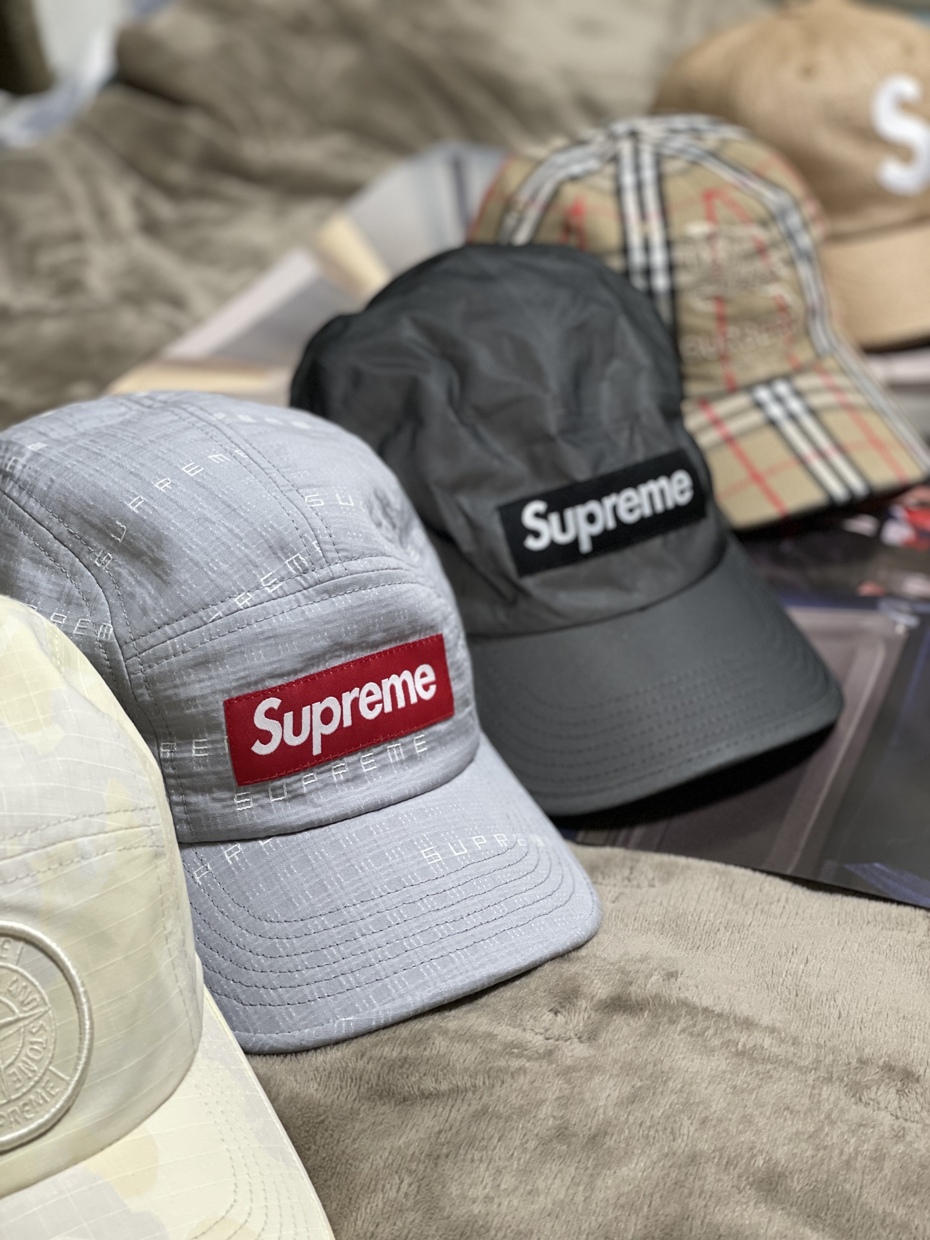 Supreme x Burberry Denim 6-Panel Beige - 22SS, Supreme x Stone Island Reactive Ice Camo Ripstop Camp Cap Tan - 22SS 착용 스타일 - 2