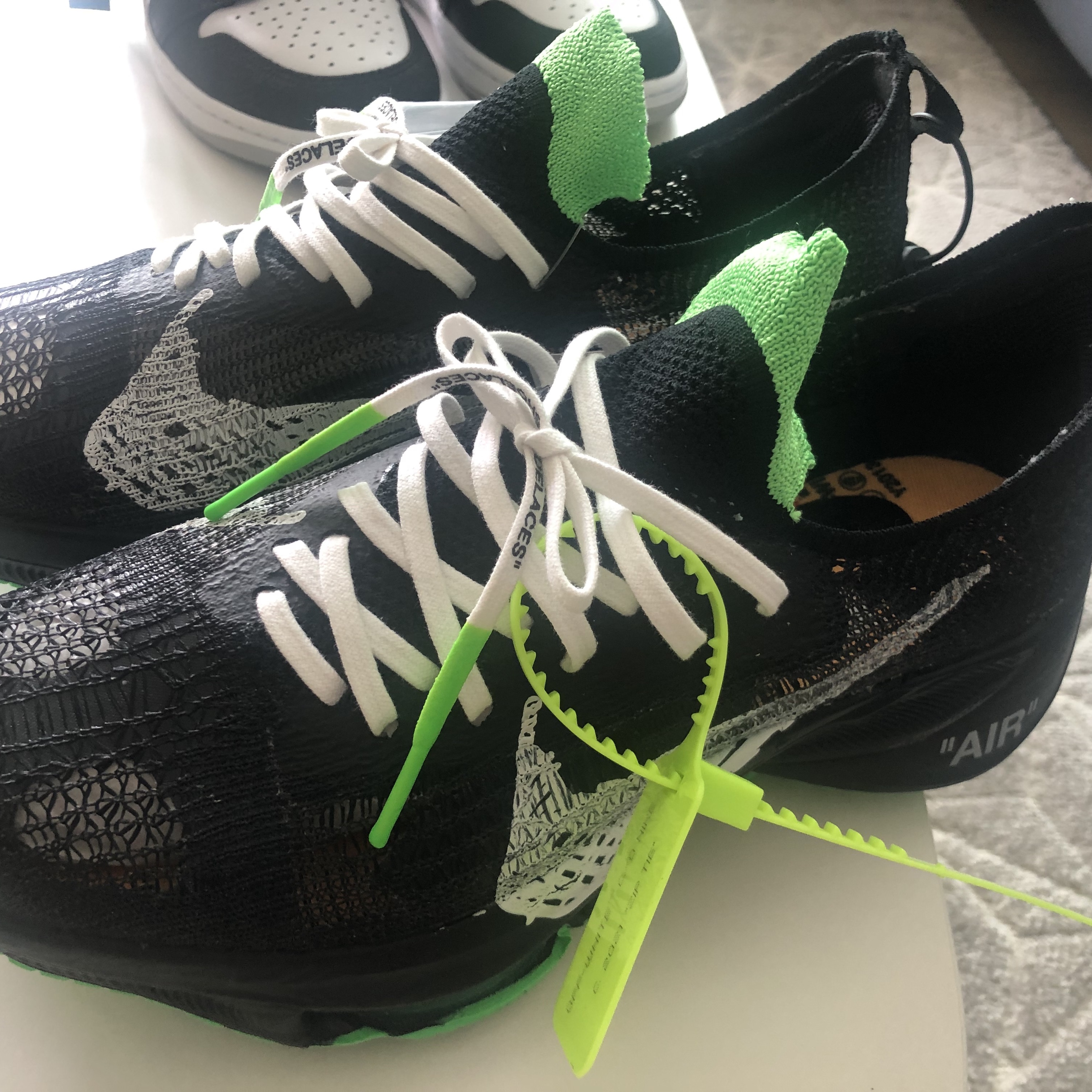 Nike x Off-White Air Zoom Tempo Next% Black 착용 스타일 - 1