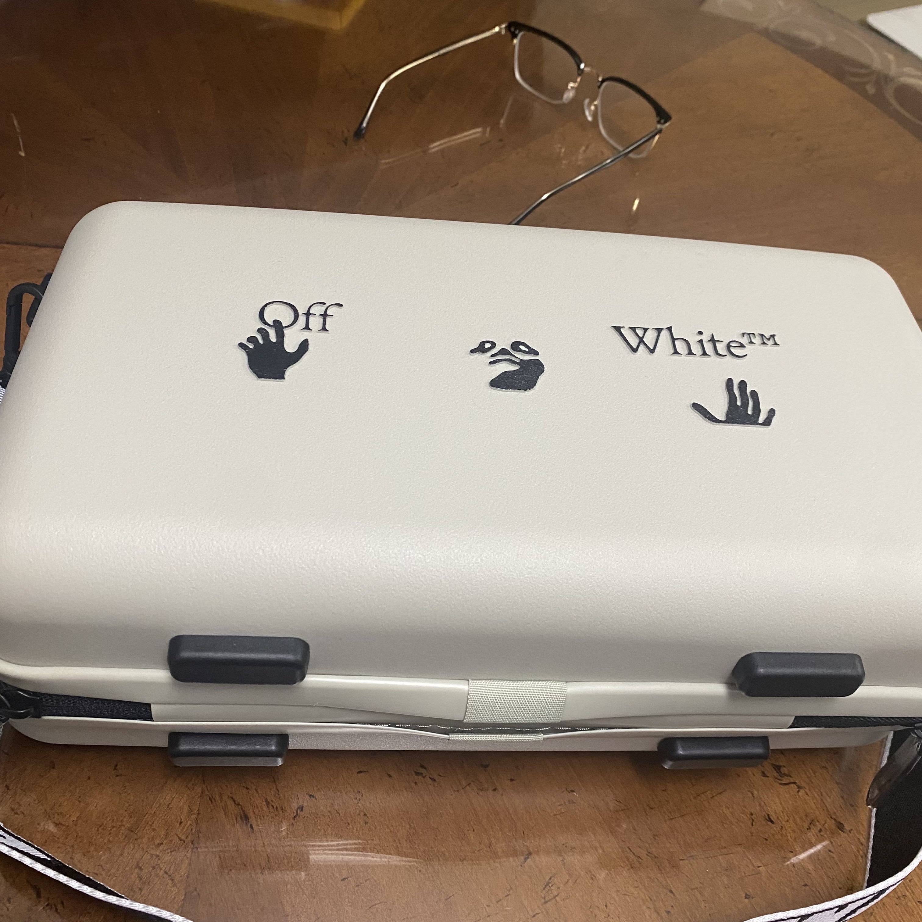 Off-White x Amore Pacific Protection Box (Without Cosmetics) 착용 스타일