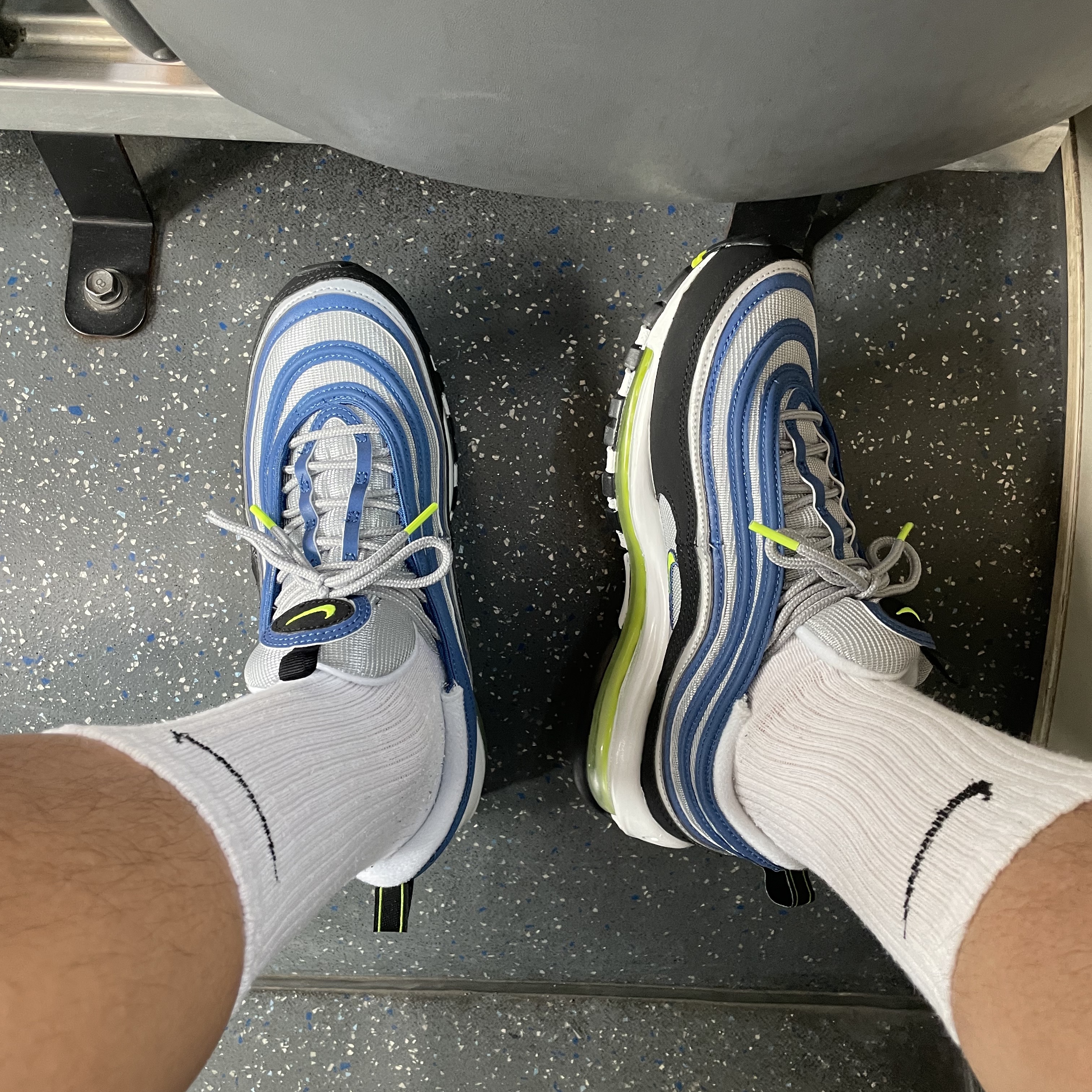 Nike Air Max 97 OG Atlantic Blue and Voltage Yellow 착용 스타일 - 2