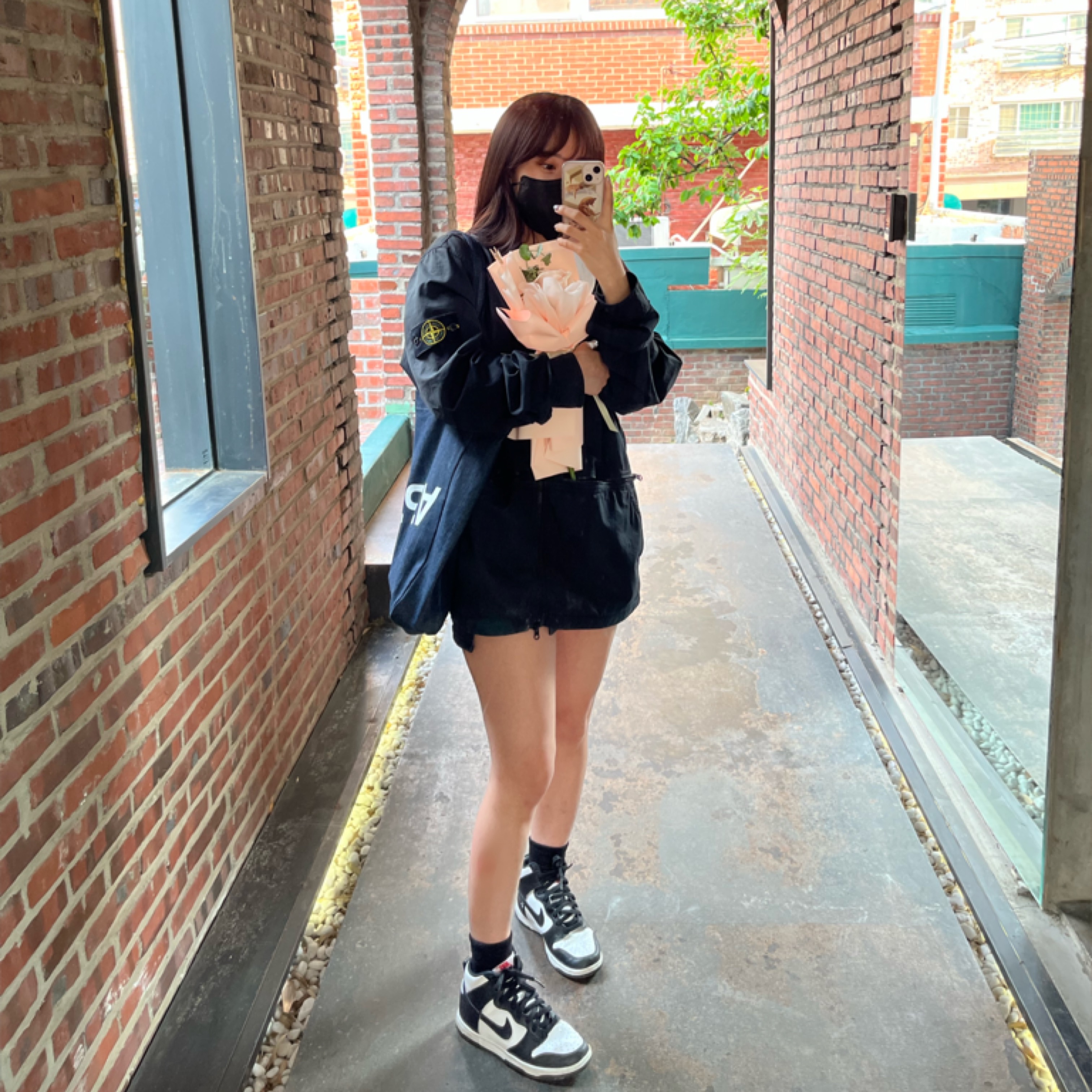 A.P.C. Laure Tote Bag Blue, (W) Nike Dunk High Black and White 착용 스타일