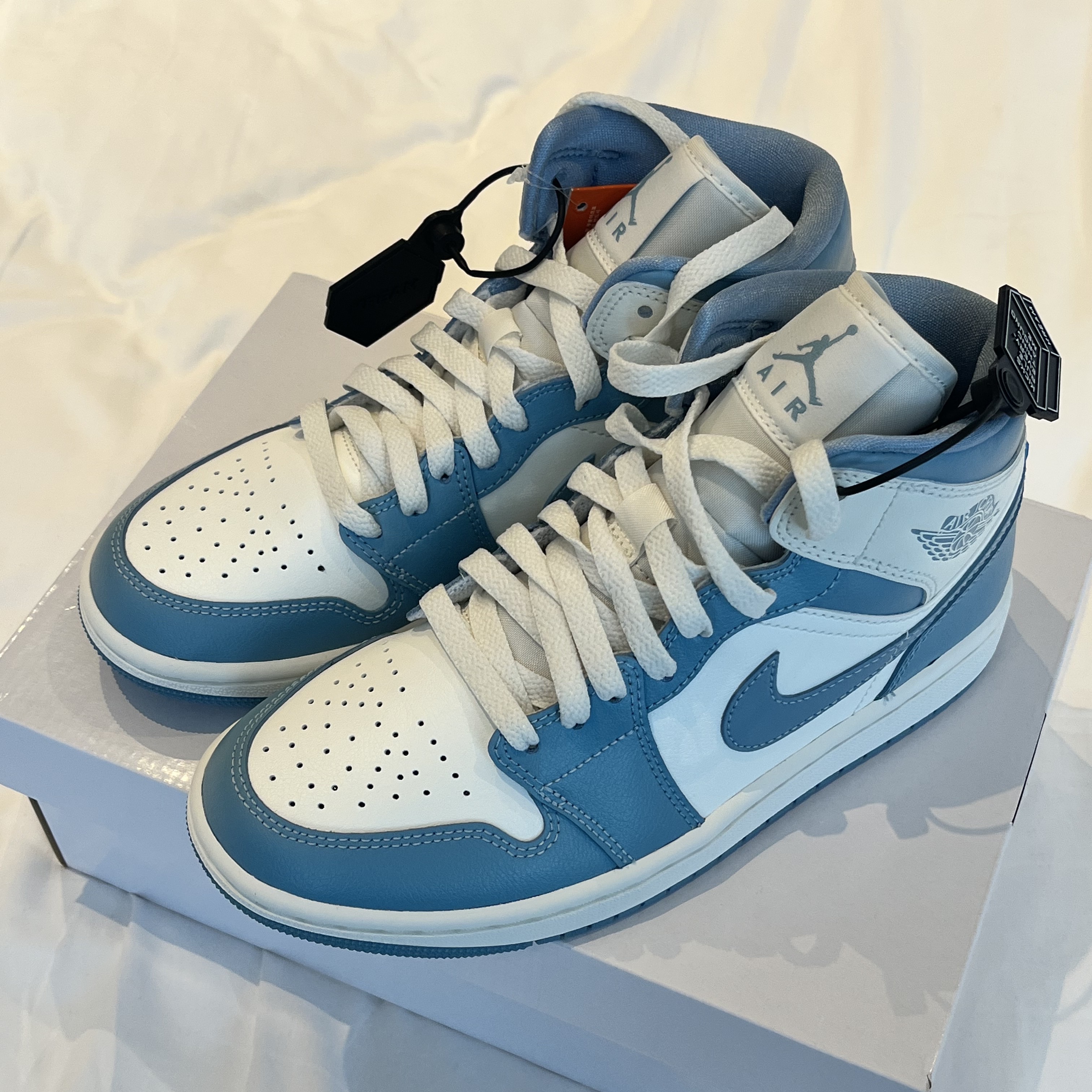 (W) Jordan 1 Mid Sail and Worn Blue 착용 스타일