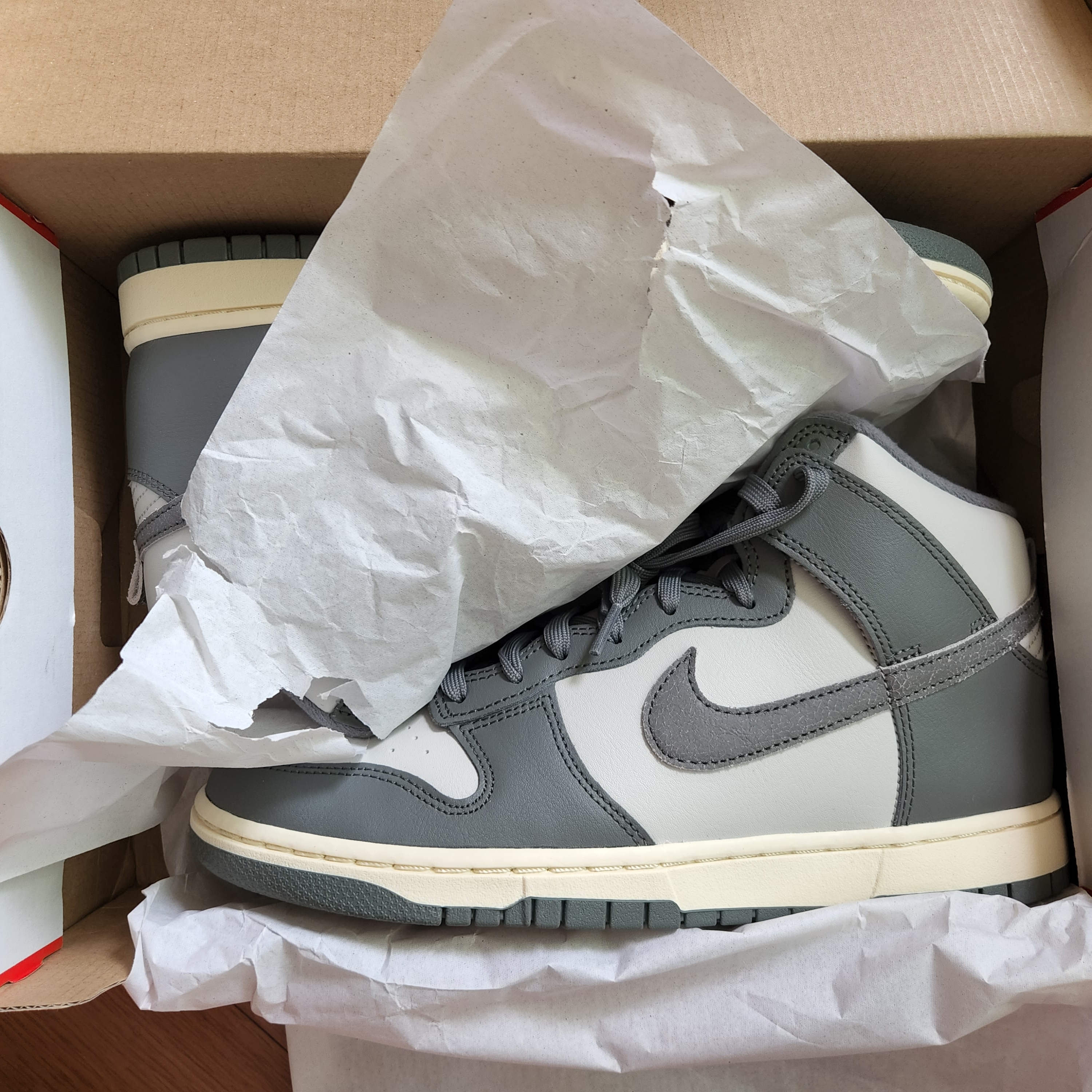 Nike Dunk High Retro SE VNTG Light Bone 착용 스타일