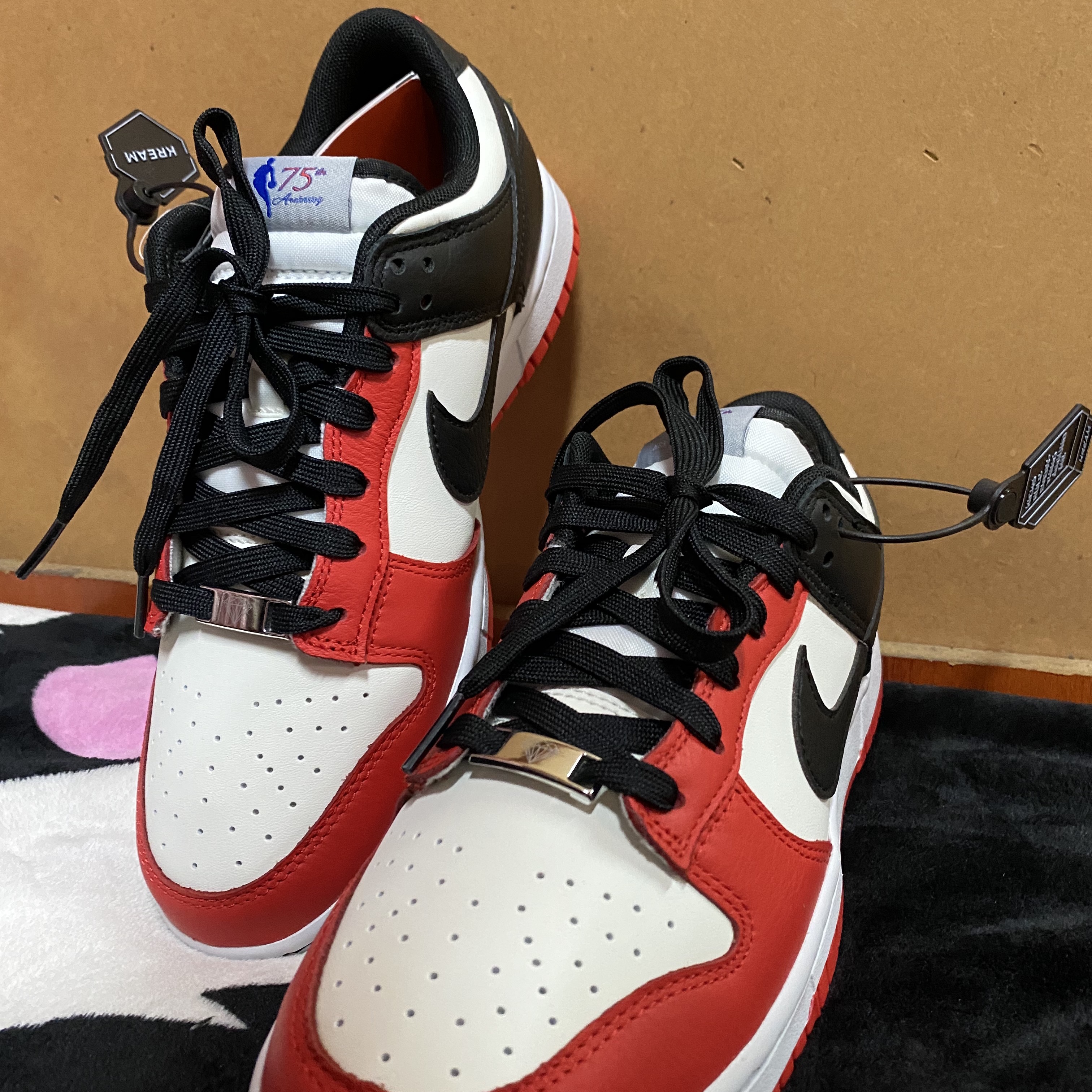 Nike x NBA Dunk Low Retro EMB Black and Chile Red 착용 스타일