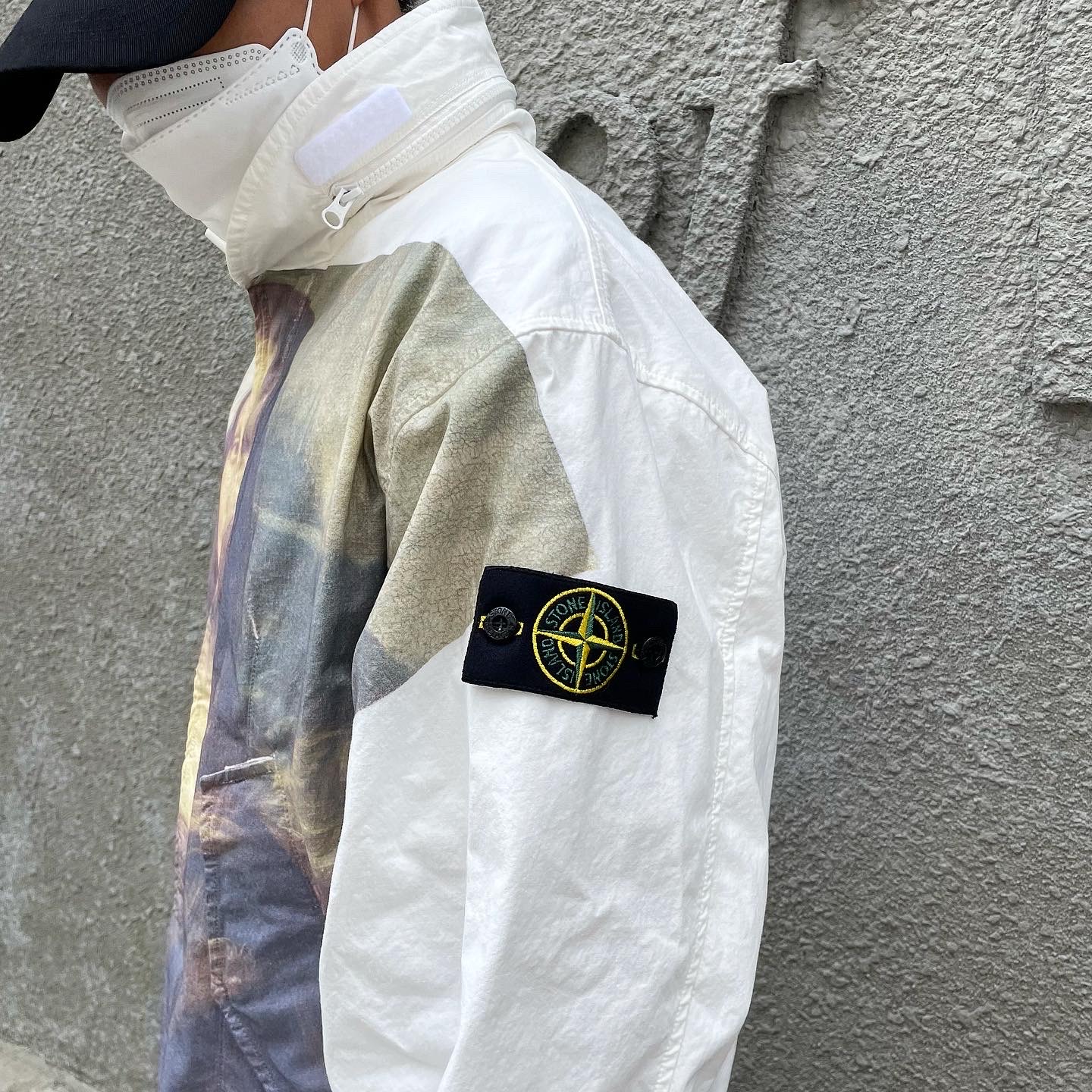 Darkr8m Studio Upside Down Silver Logo Cap, Supreme x Stone Island Cotton Cordura Shell Jacket Mona Lisa - 22SS 착용 스타일 - 4