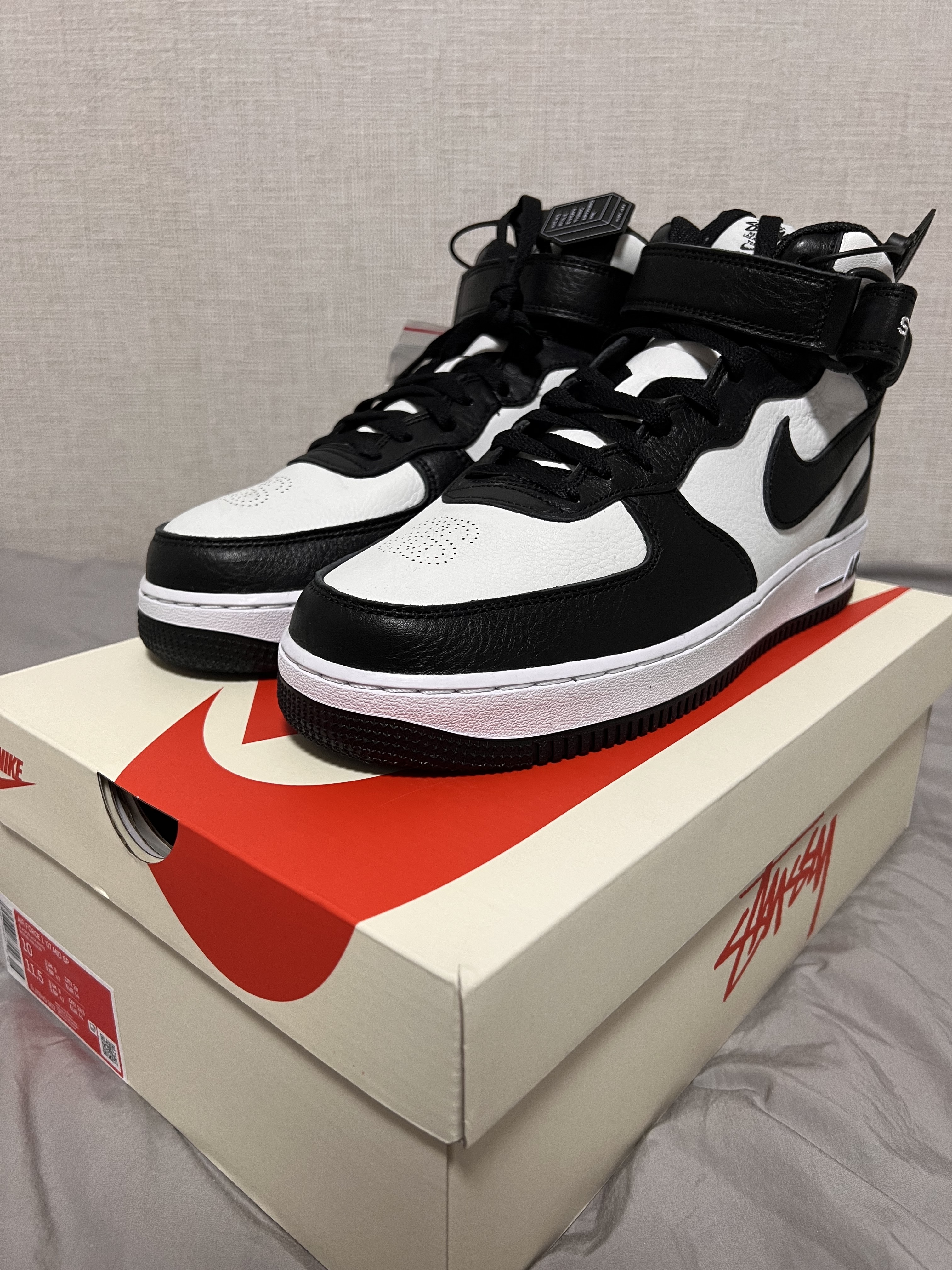 Nike x Stussy Air Force 1 '07 Mid SP Black and Light Bone 착용 스타일 - 2