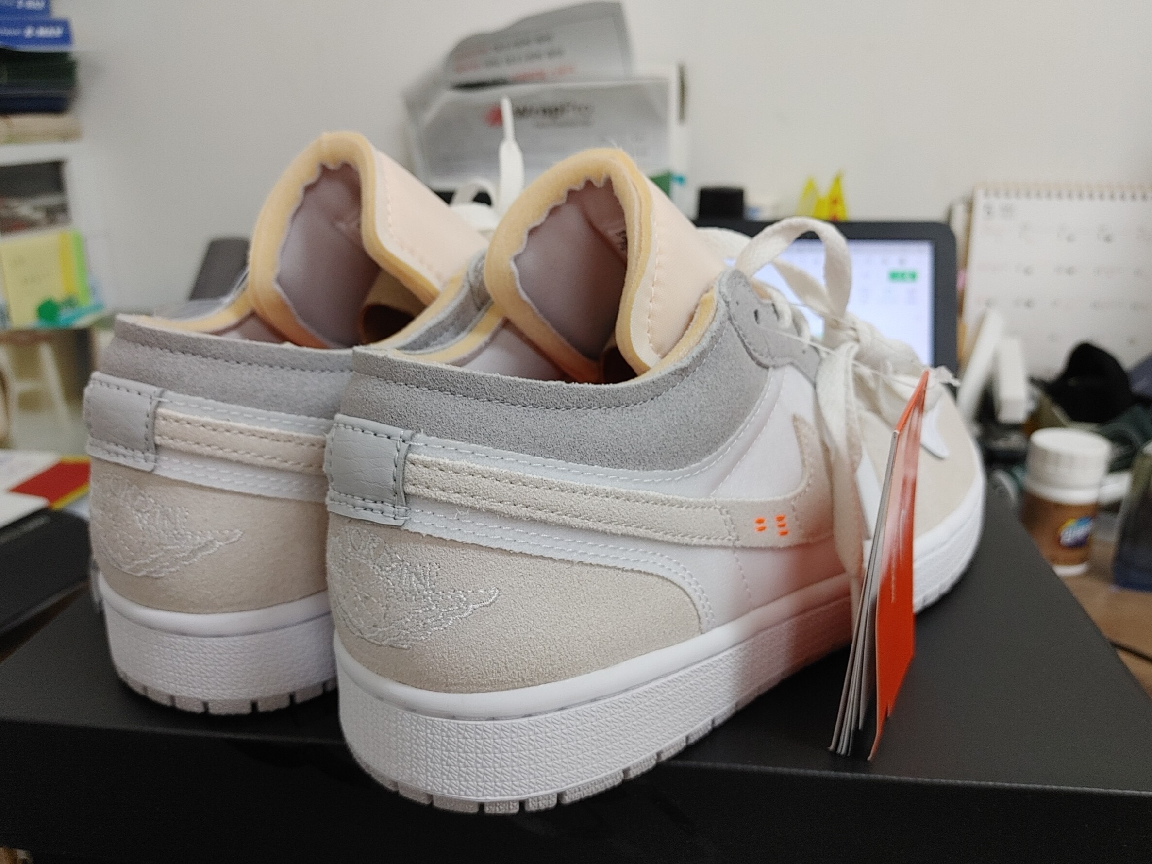 Jordan 1 Low SE Craft White and Phantom 착용 스타일 - 3