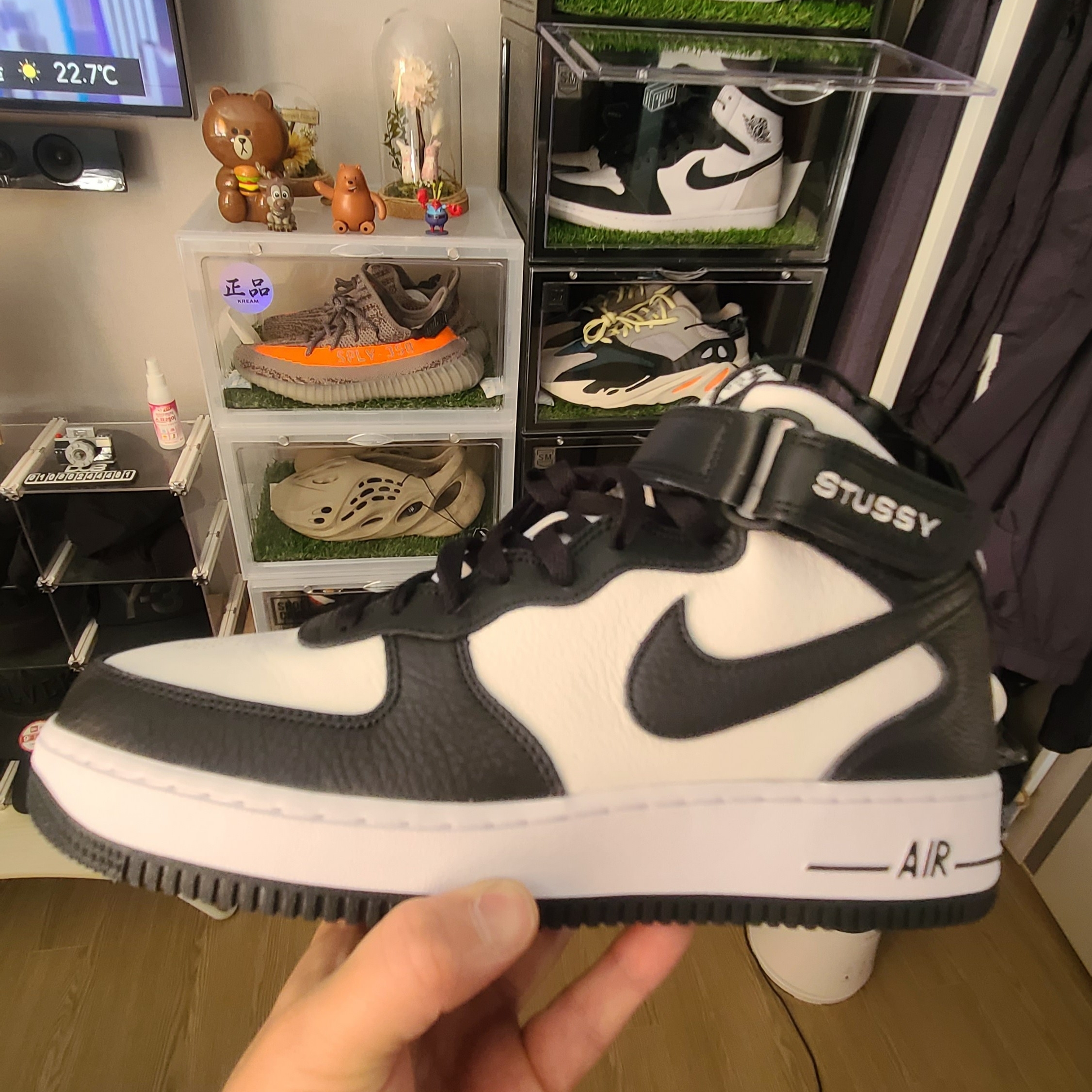 Nike x Stussy Air Force 1 '07 Mid SP Black and Light Bone 착용 스타일 - 2