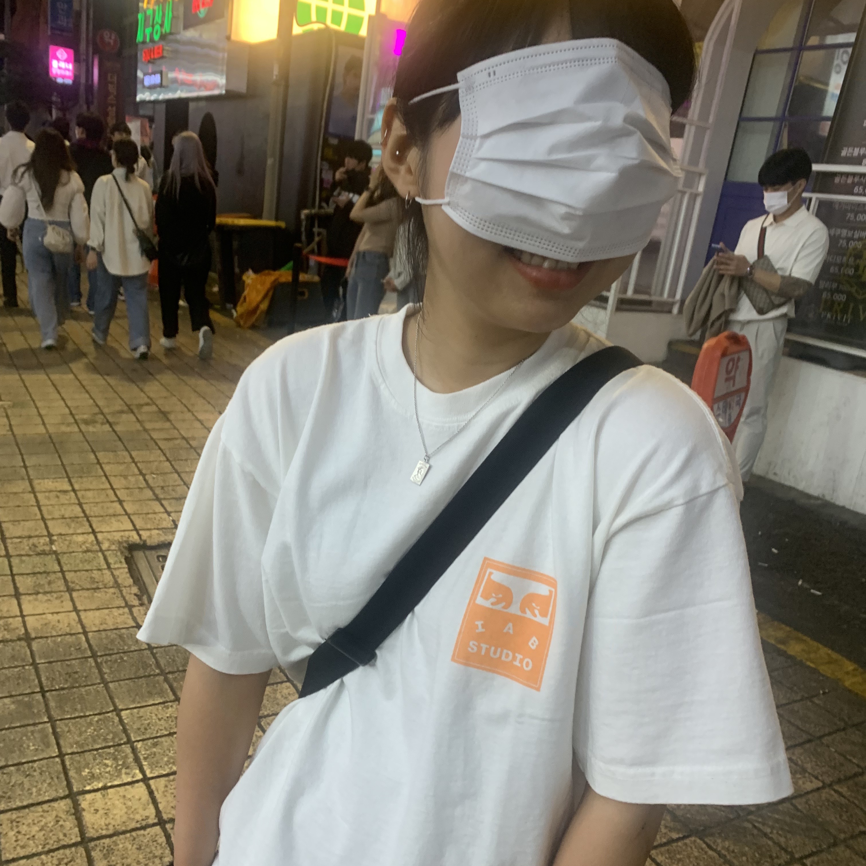 IAB Studio x Obey Eyes Icon T-Shirt White 착용 스타일 - 1