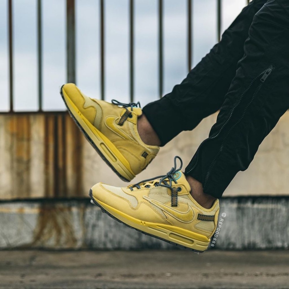 Nike x Travis Scott Air Max 1 Cact.us Gold 착용 스타일 - 2