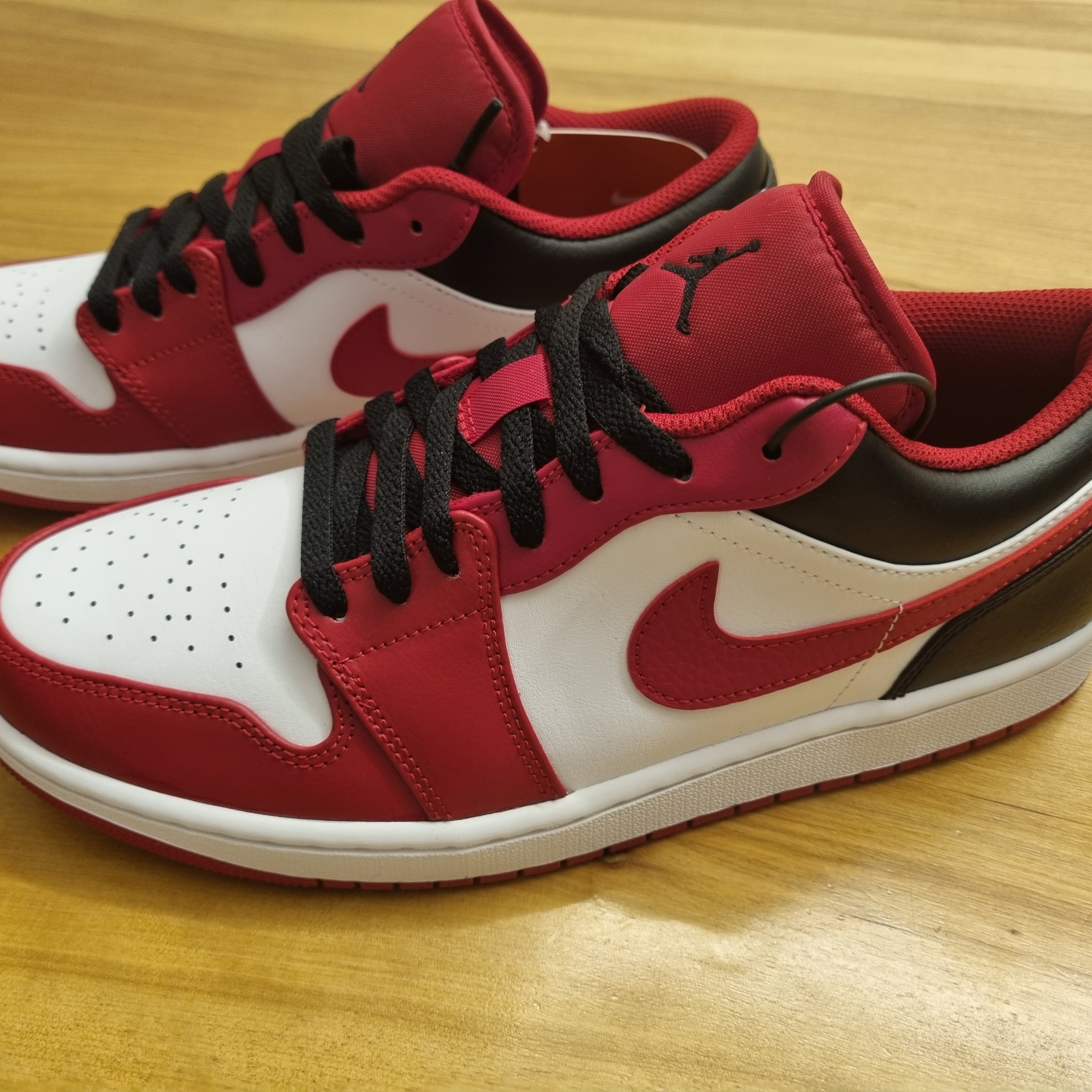 Jordan 1 Low White Gym Red Black 착용 스타일 - 1