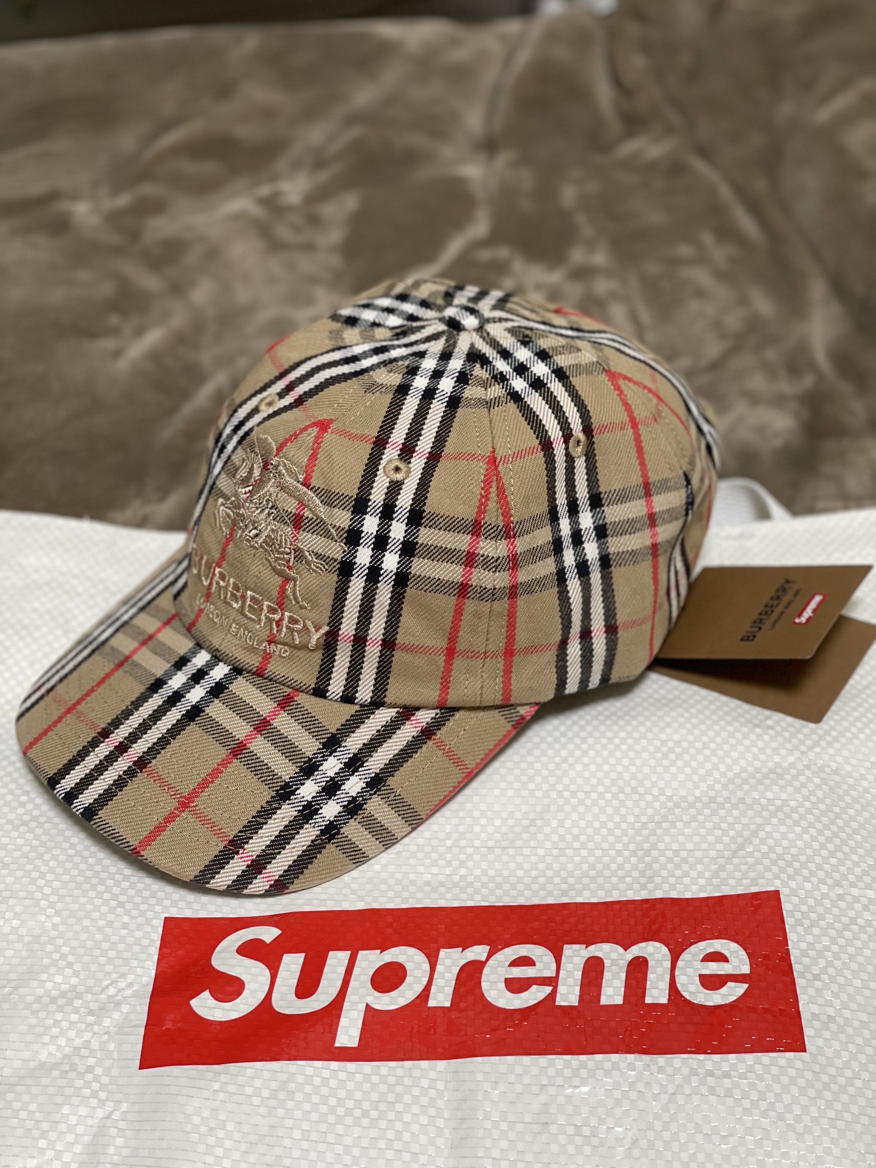 Supreme x Burberry Denim 6-Panel Beige - 22SS, Supreme x Stone Island Reactive Ice Camo Ripstop Camp Cap Tan - 22SS 착용 스타일 - 1