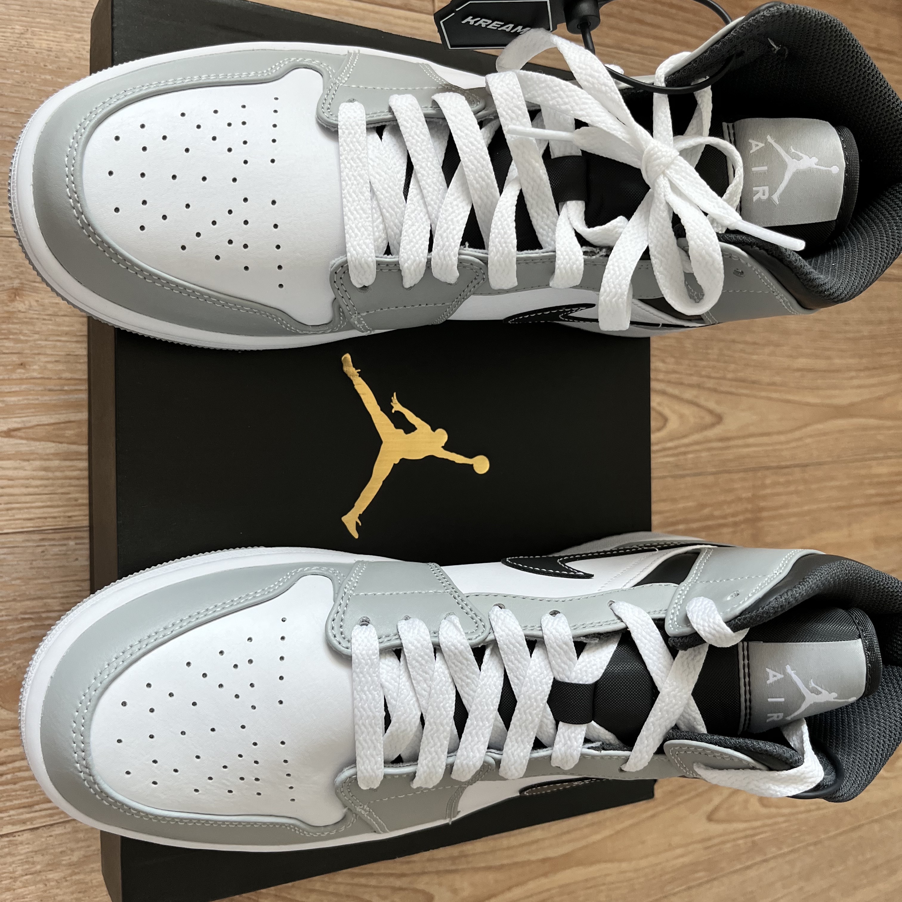 Jordan 1 Mid Light Smoke Grey Anthracite 착용 스타일 - 1