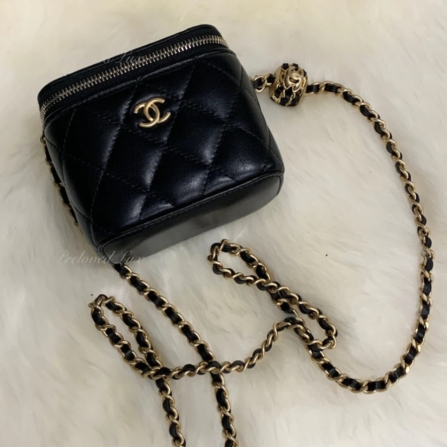 Chanel Small Vanity with Chain Lambskin & Gold Black 착용 스타일 - 4
