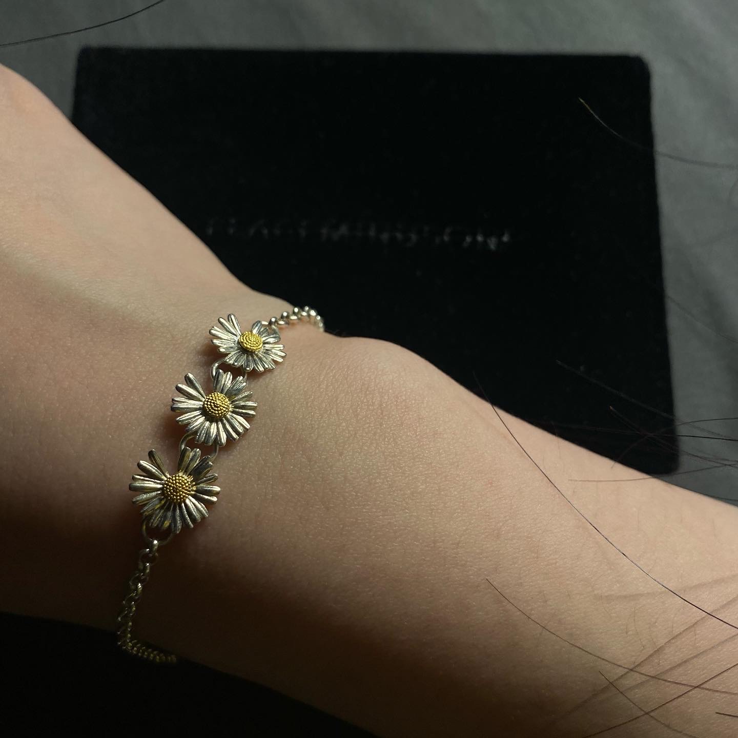 Peaceminusone Daisy Bracelet #1 Silver 착용 스타일 - 2