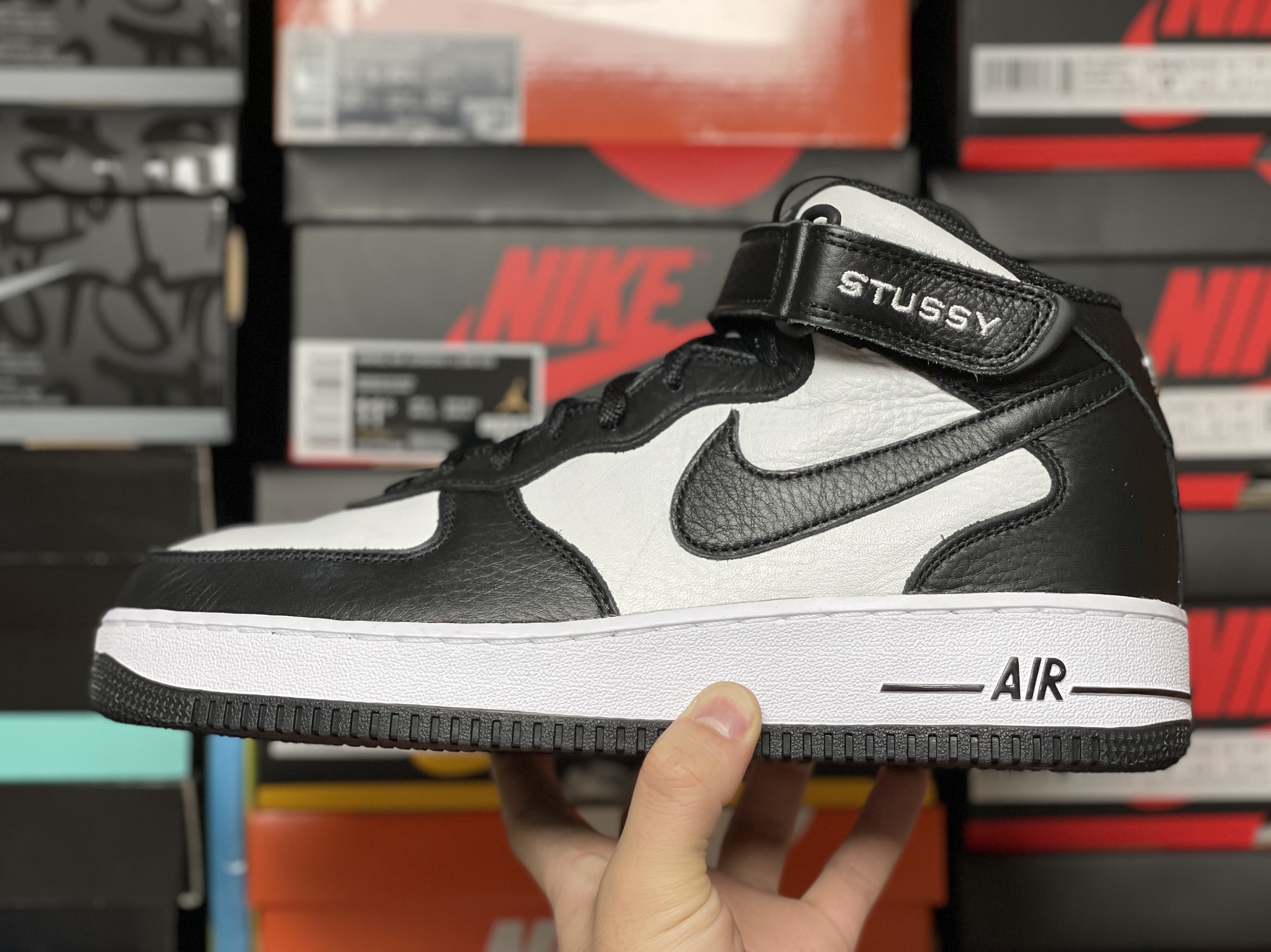 Nike x Stussy Air Force 1 '07 Mid SP Black and Light Bone 착용 스타일