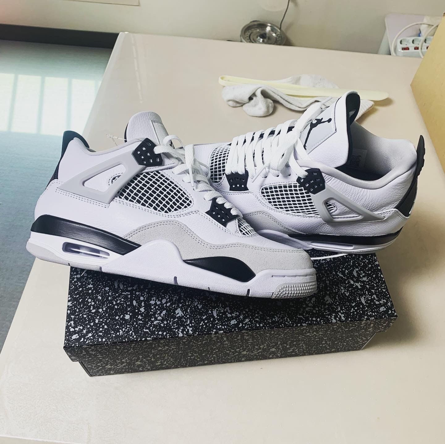 Jordan 4 Retro White and Black 착용 스타일 - 2