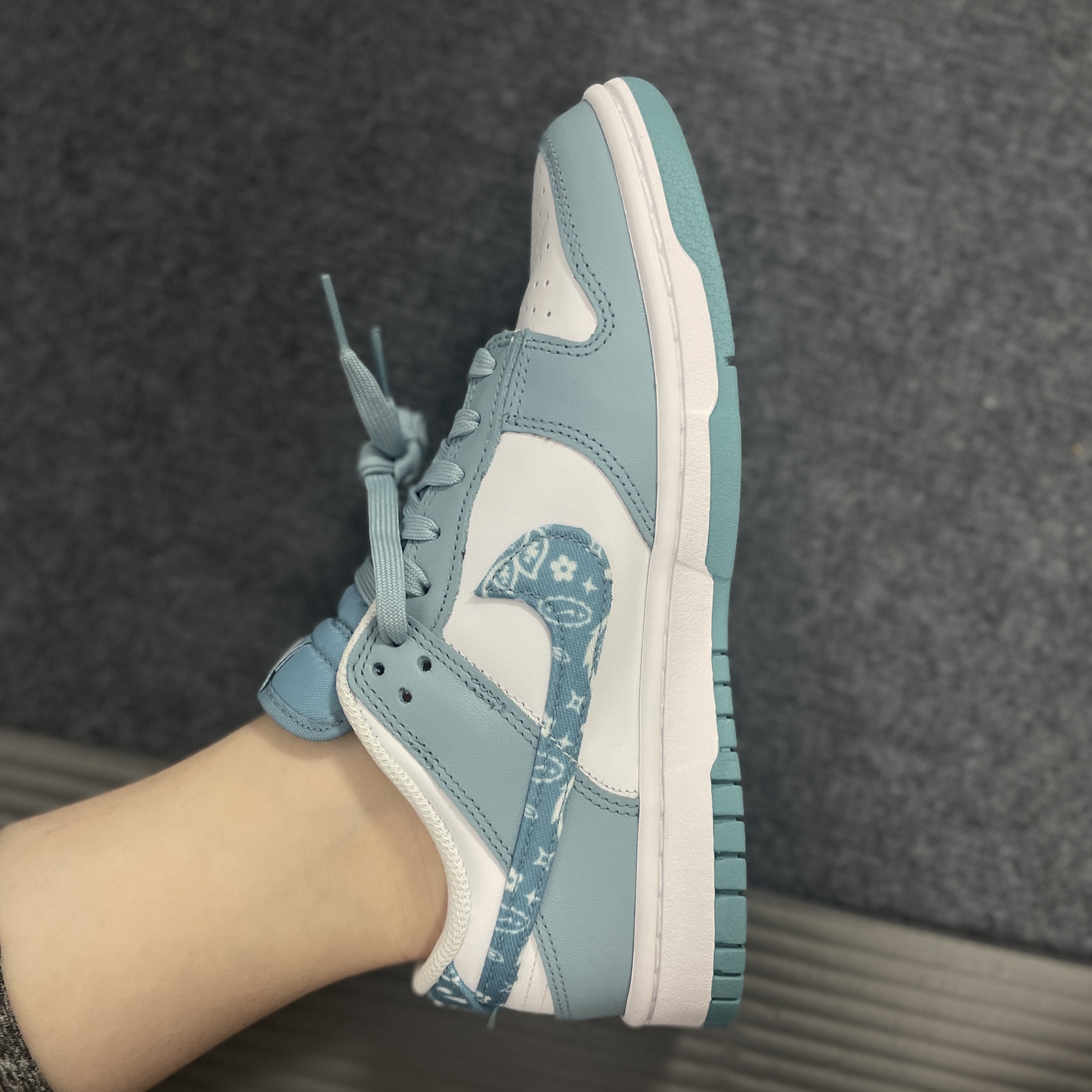 (W) Nike Dunk Low Essential Blue Paisley 착용 스타일 - 2
