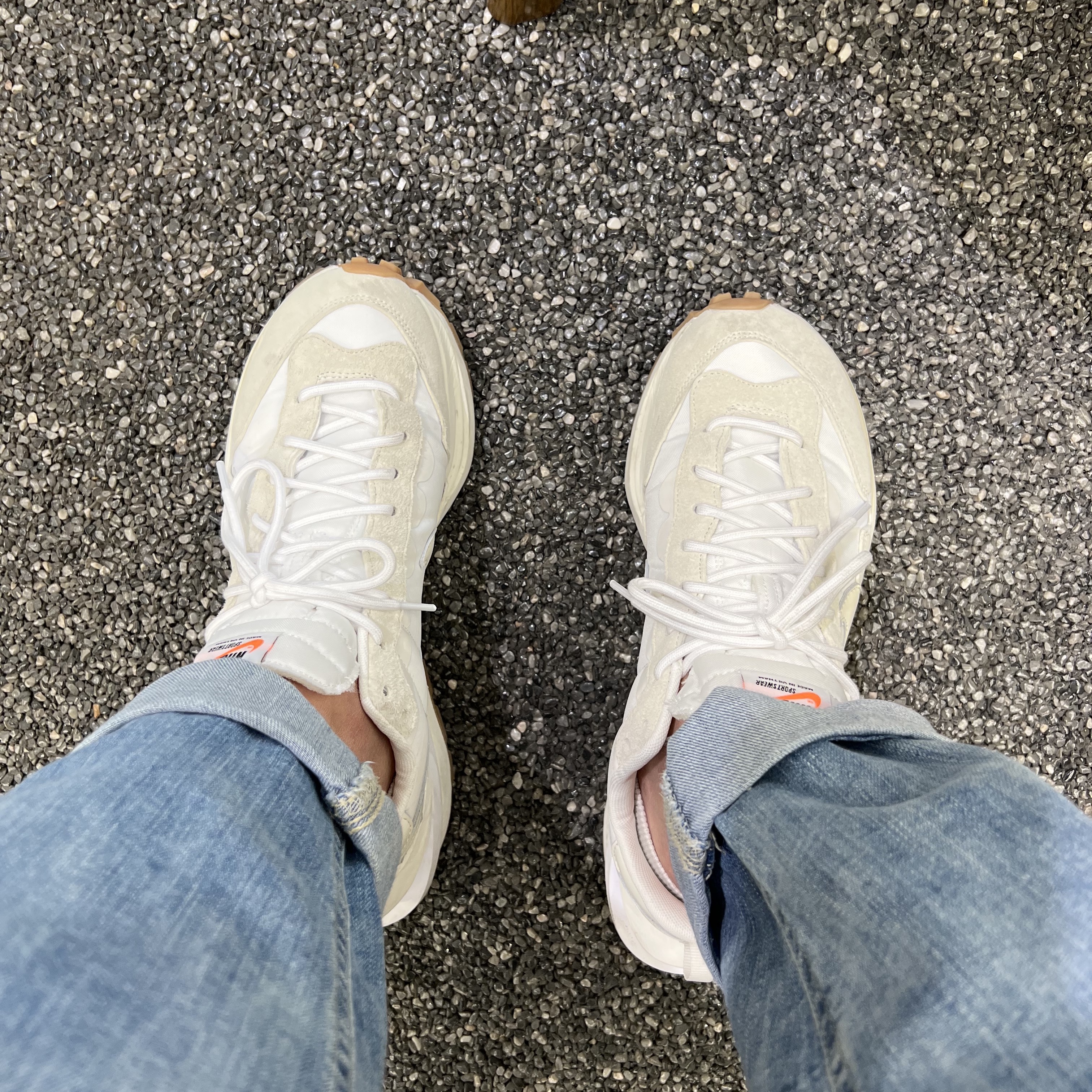 Nike x Sacai VaporWaffle White and Gum 착용 스타일 - 2