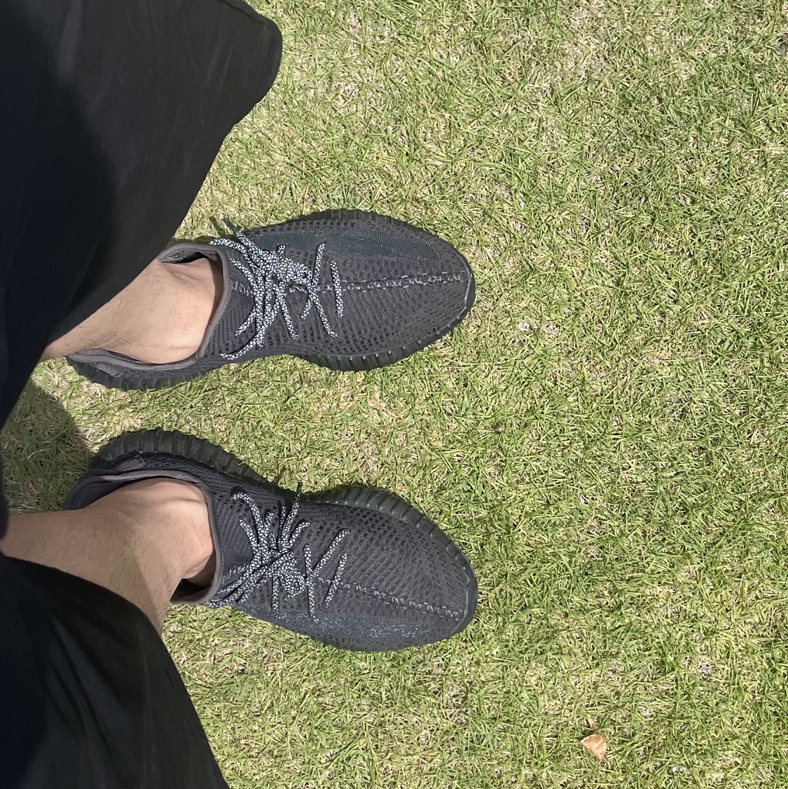 Adidas Yeezy Boost 350 V2 Black - Non-Reflective 착용 스타일