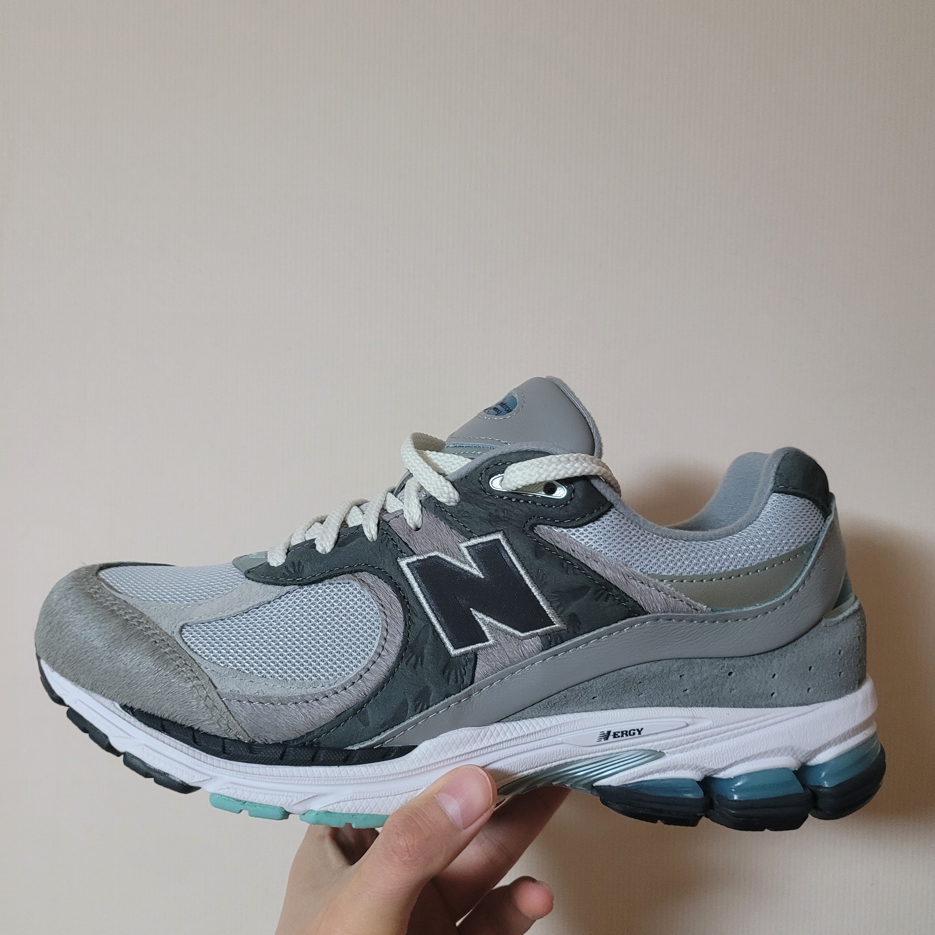 New Balance x Atmos 2002R Rat 착용 스타일 - 1