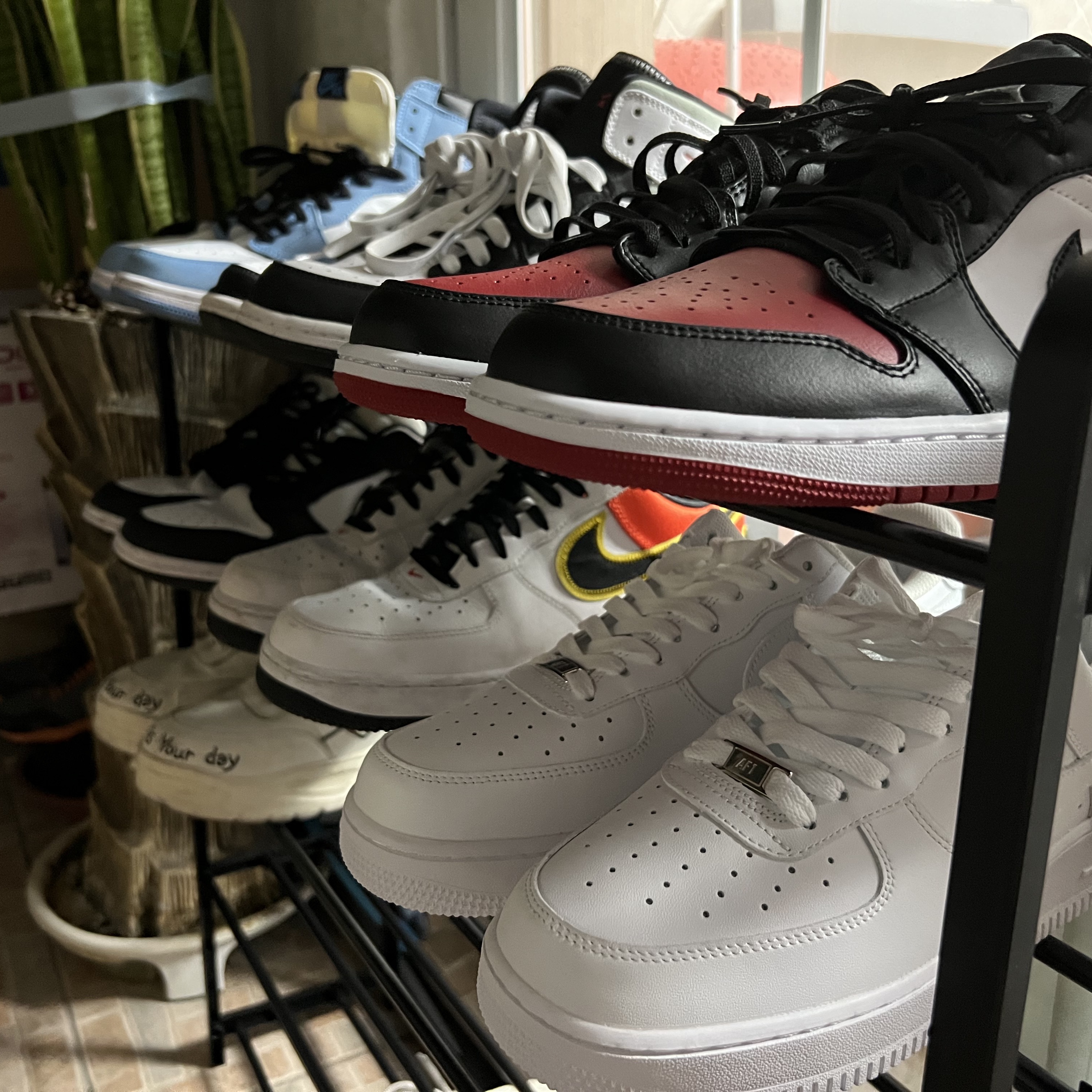 Jordan 1 Mid SE Track Red, Jordan 1 Retro High OG University Blue 착용 스타일