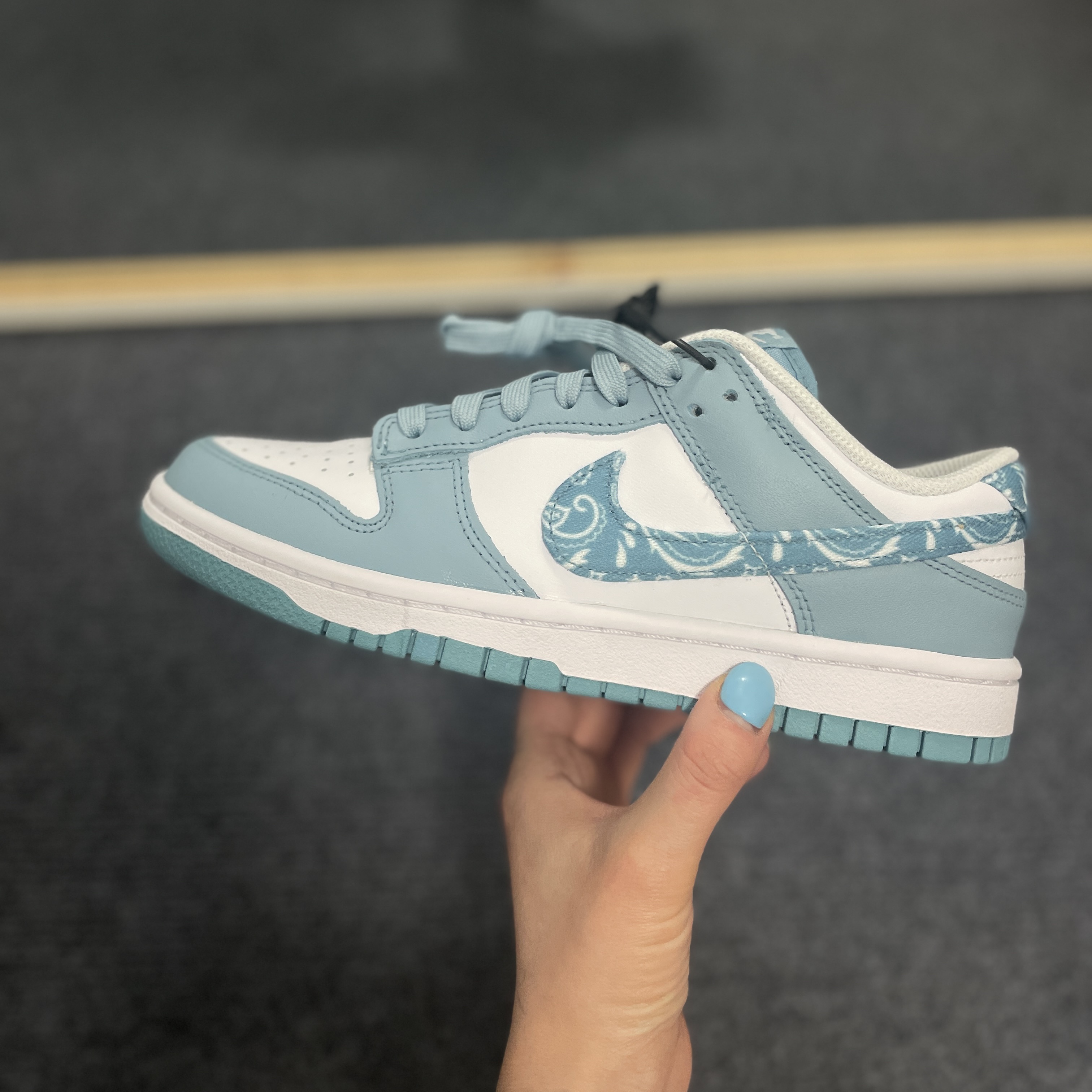 (W) Nike Dunk Low Essential Blue Paisley 착용 스타일 - 1