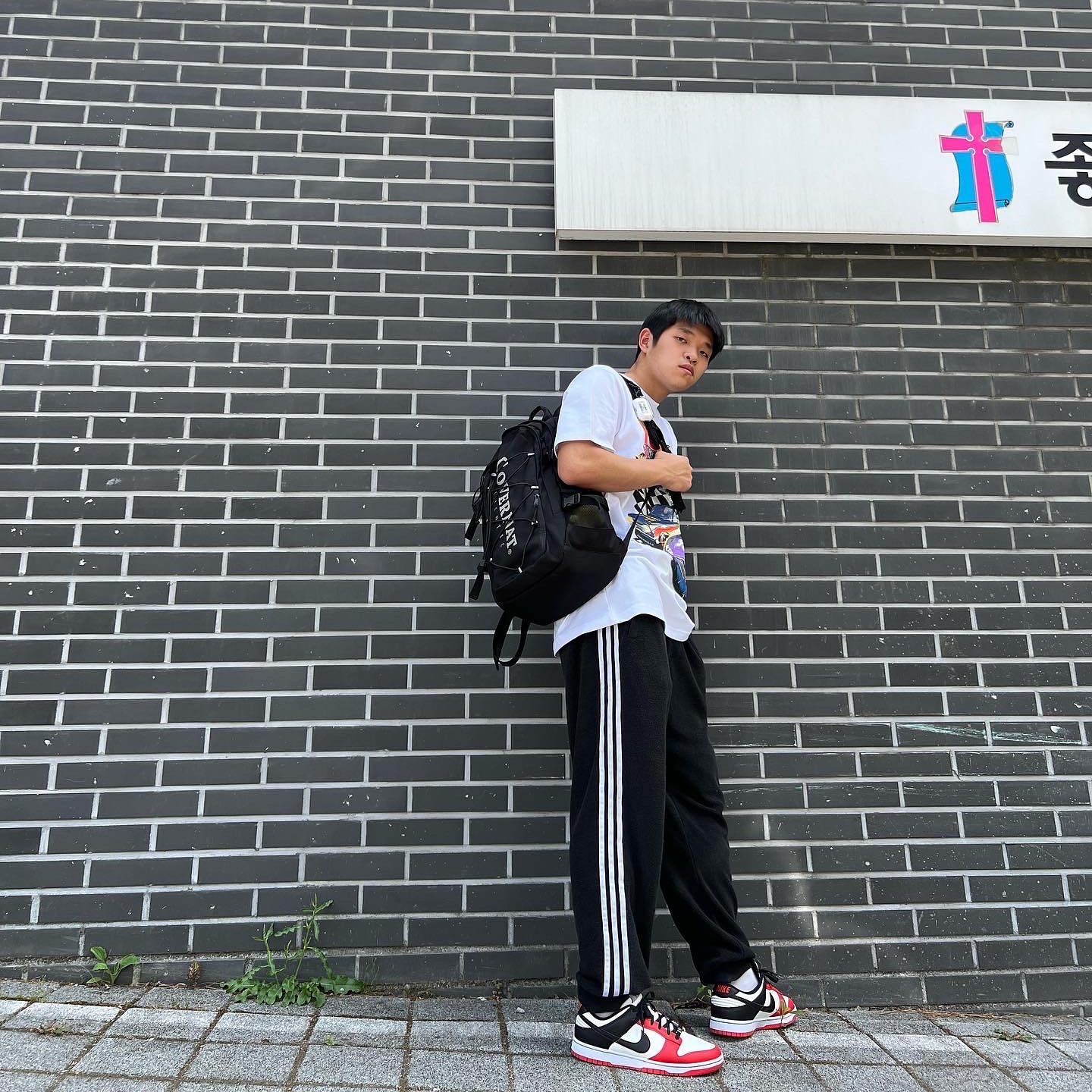 Nike x NBA Dunk Low Retro EMB Black and Chile Red 착용 스타일
