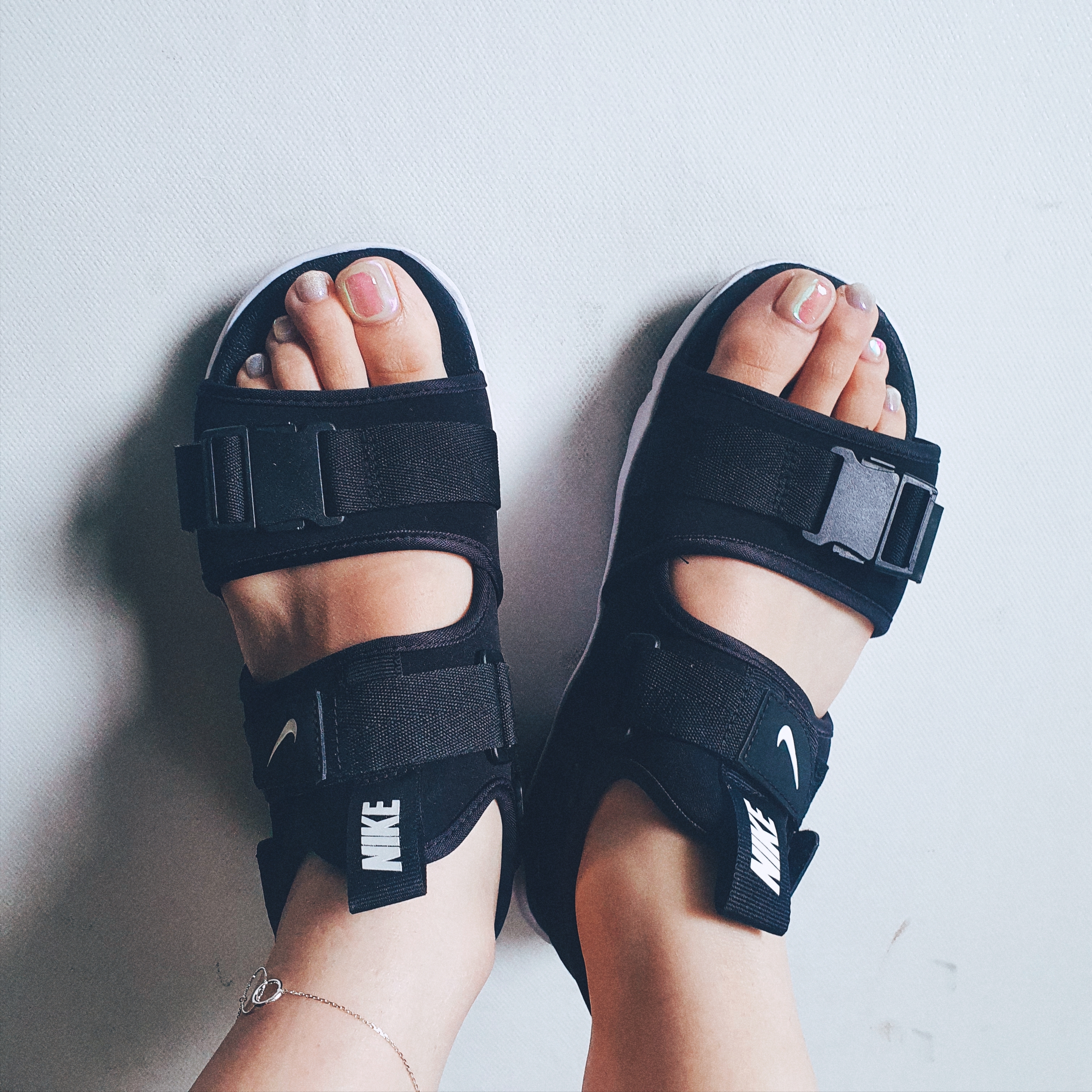(W) Nike Canyon Sandal Black 착용 스타일 - 1