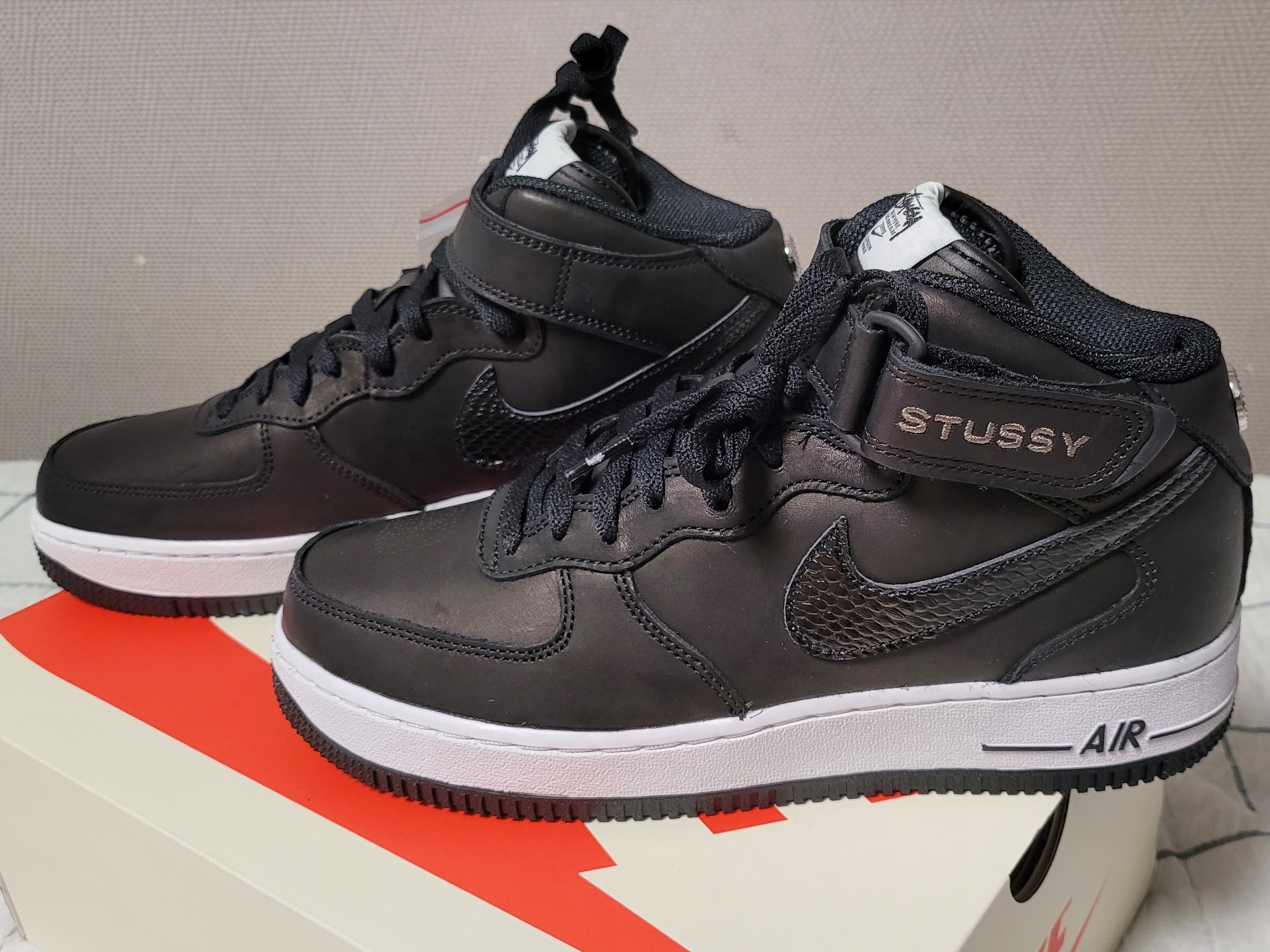 Nike x Stussy Air Force 1 '07 Mid SP Black 착용 스타일 - 2