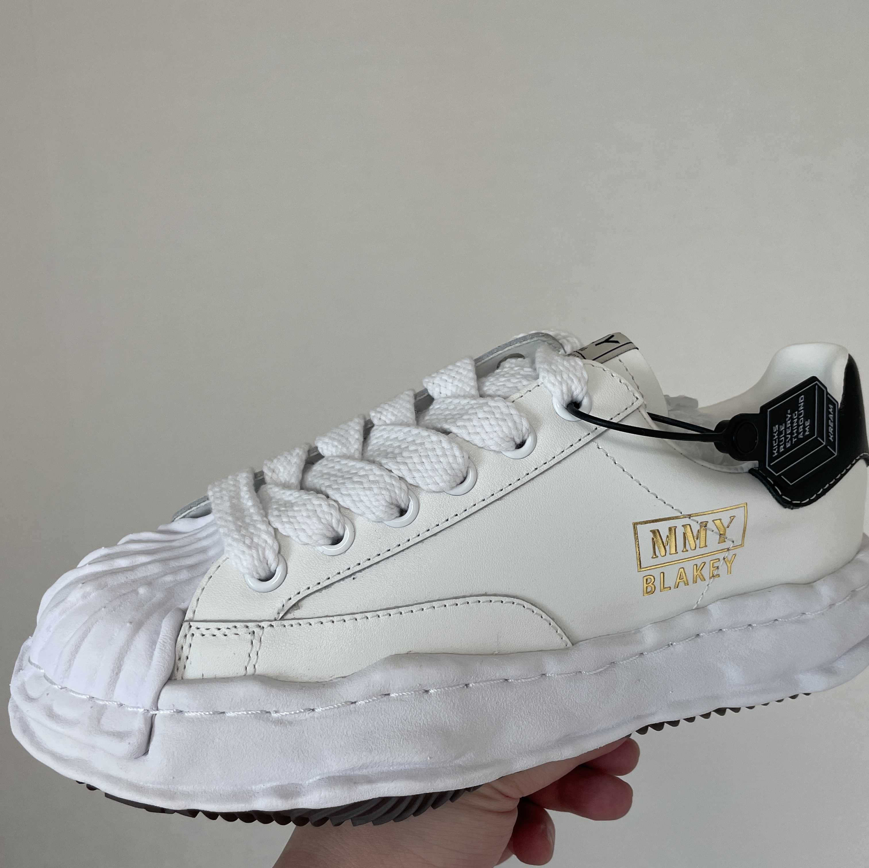 Maison Mihara Yasuhiro Blakey OG Sole Leather Low-top Sneakers White 착용 스타일 - 1