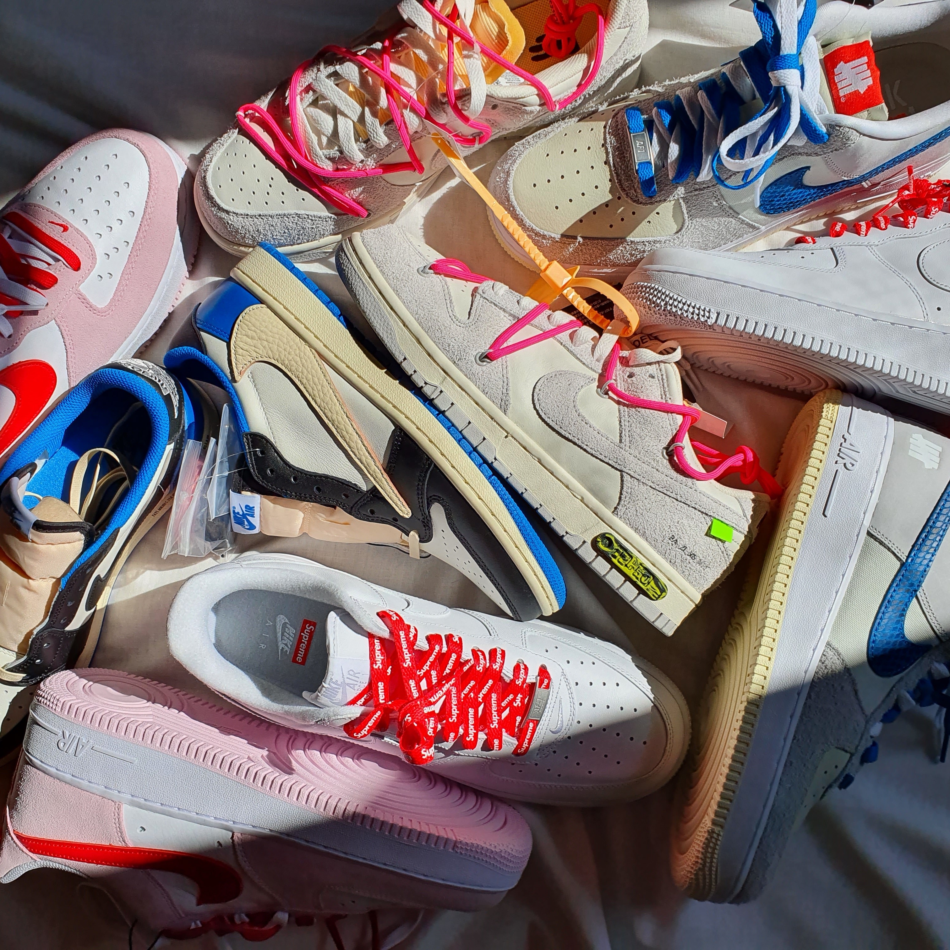 Jordan 1 x Travis Scott x Fragment Retro Low OG SP Military Blue, Nike x Off-White Dunk Low The 50 - Lot 17 착용 스타일 - 1