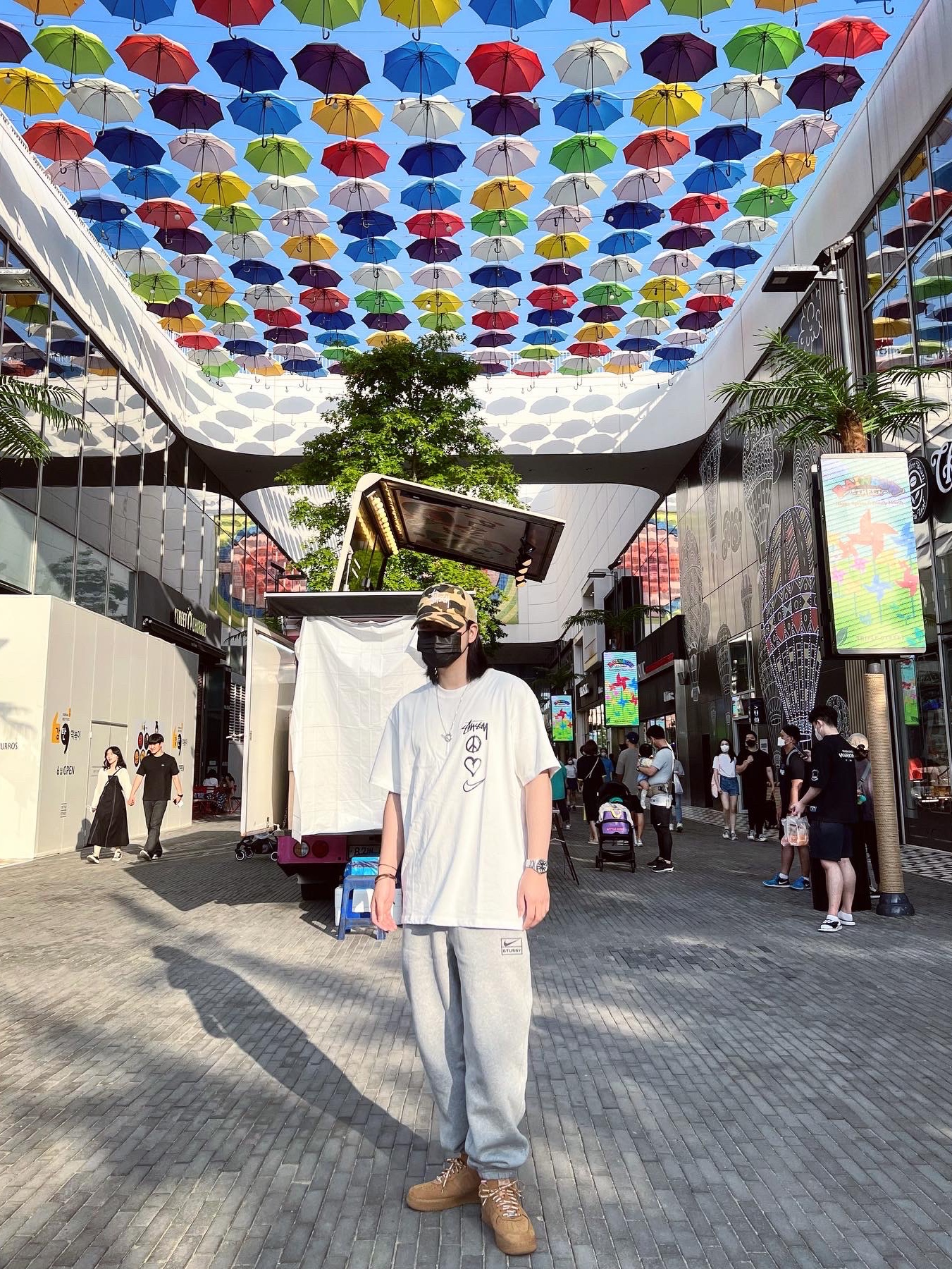 Stussy x BAPE Trucker Cap Yellow, Nike x Stussy NRG RA T-Shirt Summit White (DM4942-121) 착용 스타일 - 2