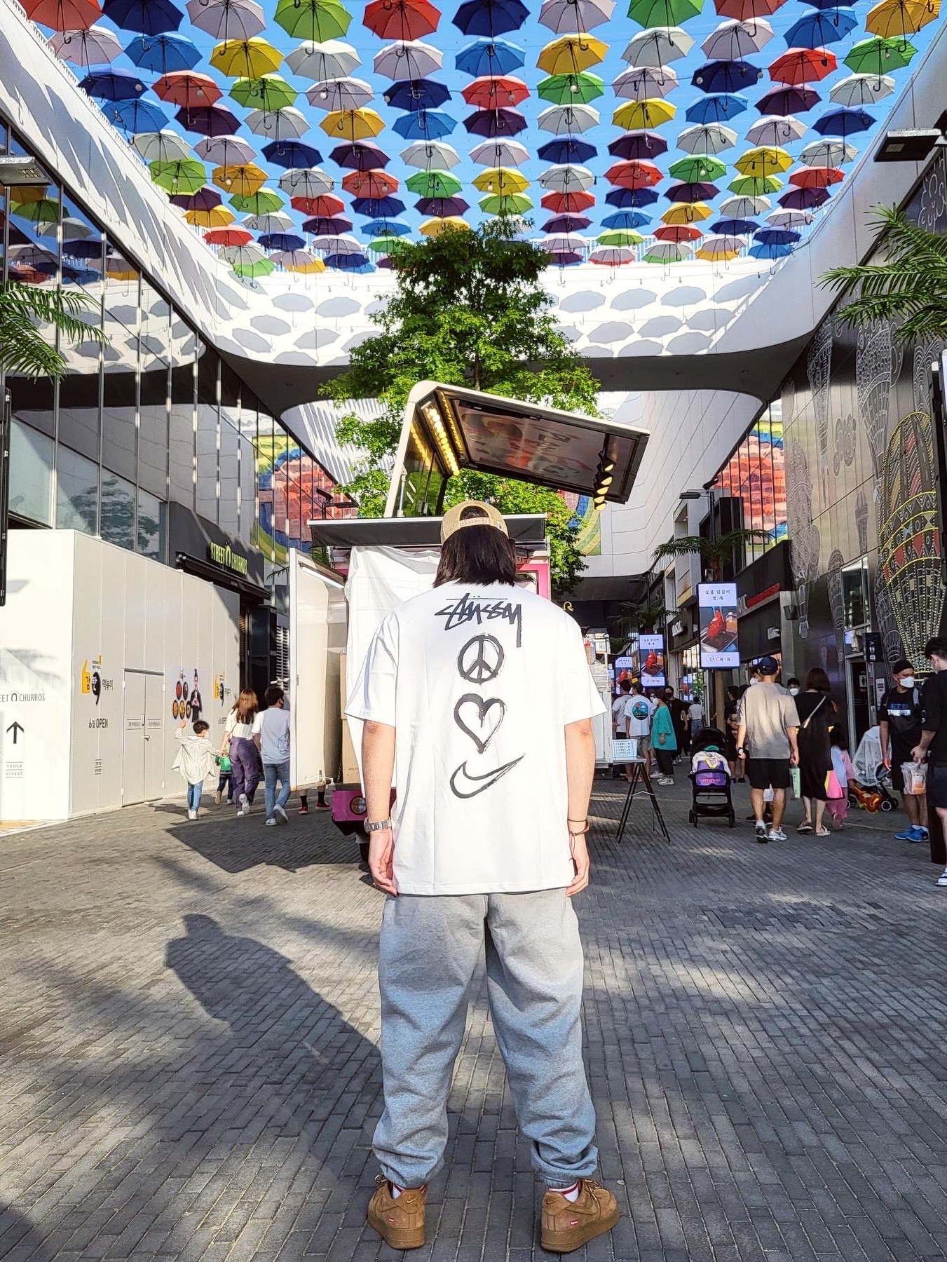 Stussy x BAPE Trucker Cap Yellow, Nike x Stussy NRG RA T-Shirt Summit White (DM4942-121) 착용 스타일 - 3