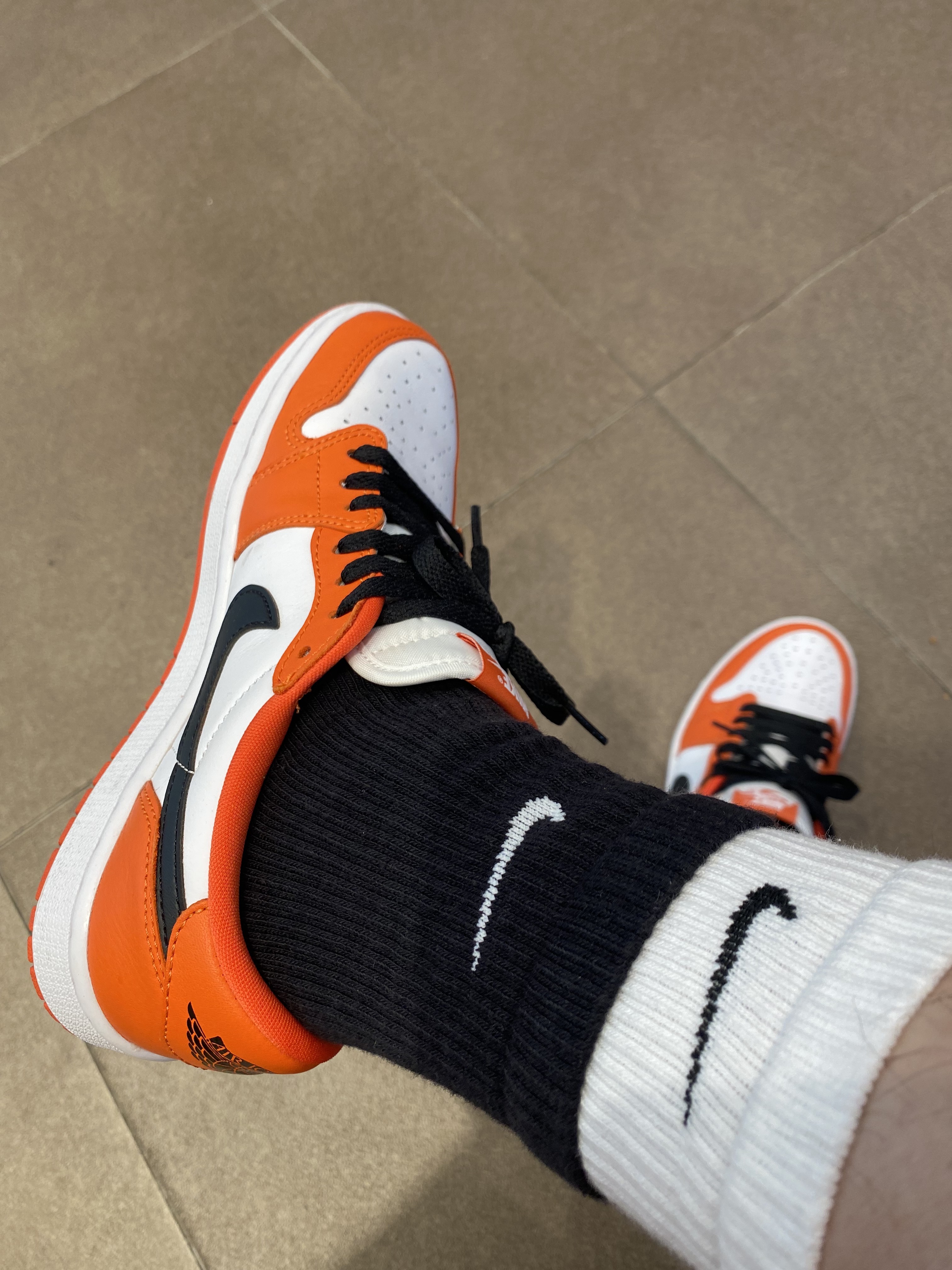 (W) Jordan 1 Low OG Starfish, Nike Everyday Plus Cushioned Training Crew Socks Black White (Korean Ver.) 착용 스타일 - 2