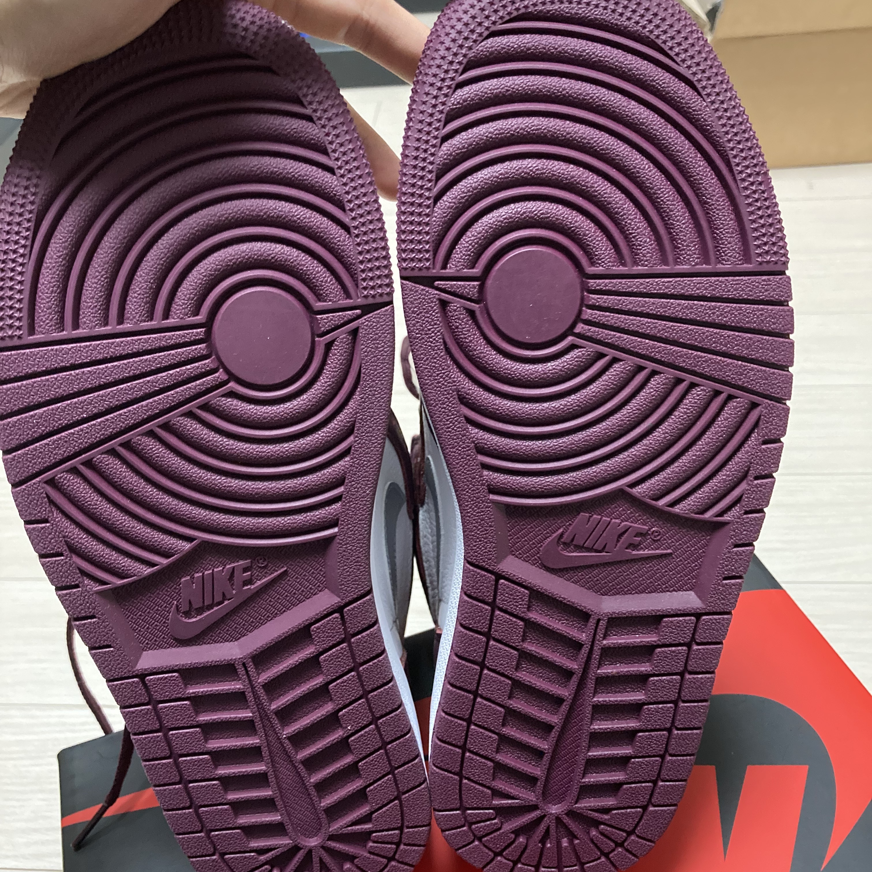 Jordan 1 Retro High OG Bordeaux 착용 스타일 - 5