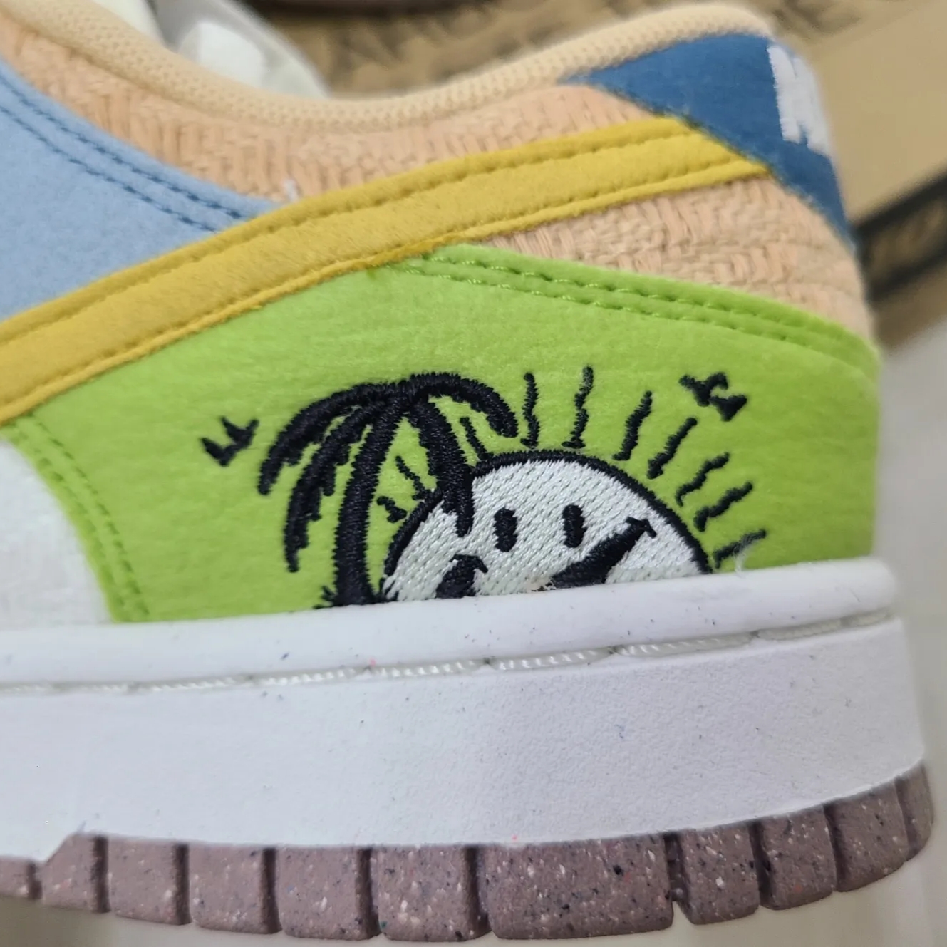 (W) Nike Dunk Low SE Sun Club Sanded Gold 착용 스타일 - 4