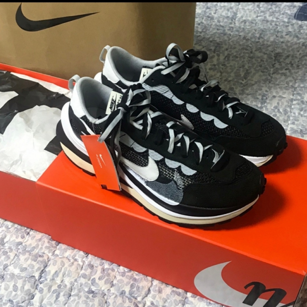 Nike x Sacai VaporWaffle Black White, Nike x Sacai VaporWaffle String & Black Villain Red 착용 스타일 - 1