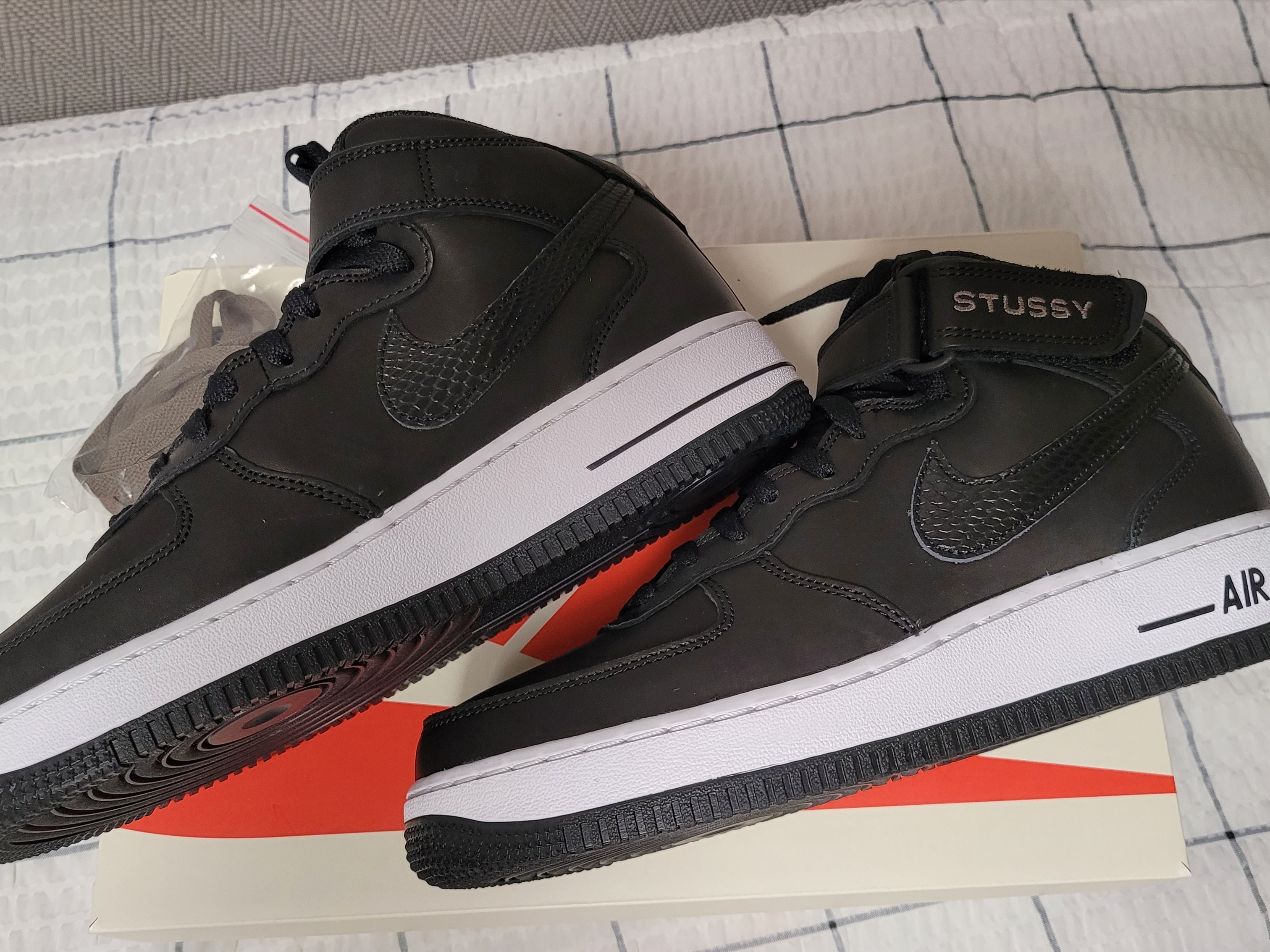 Nike x Stussy Air Force 1 '07 Mid SP Black 착용 스타일 - 3
