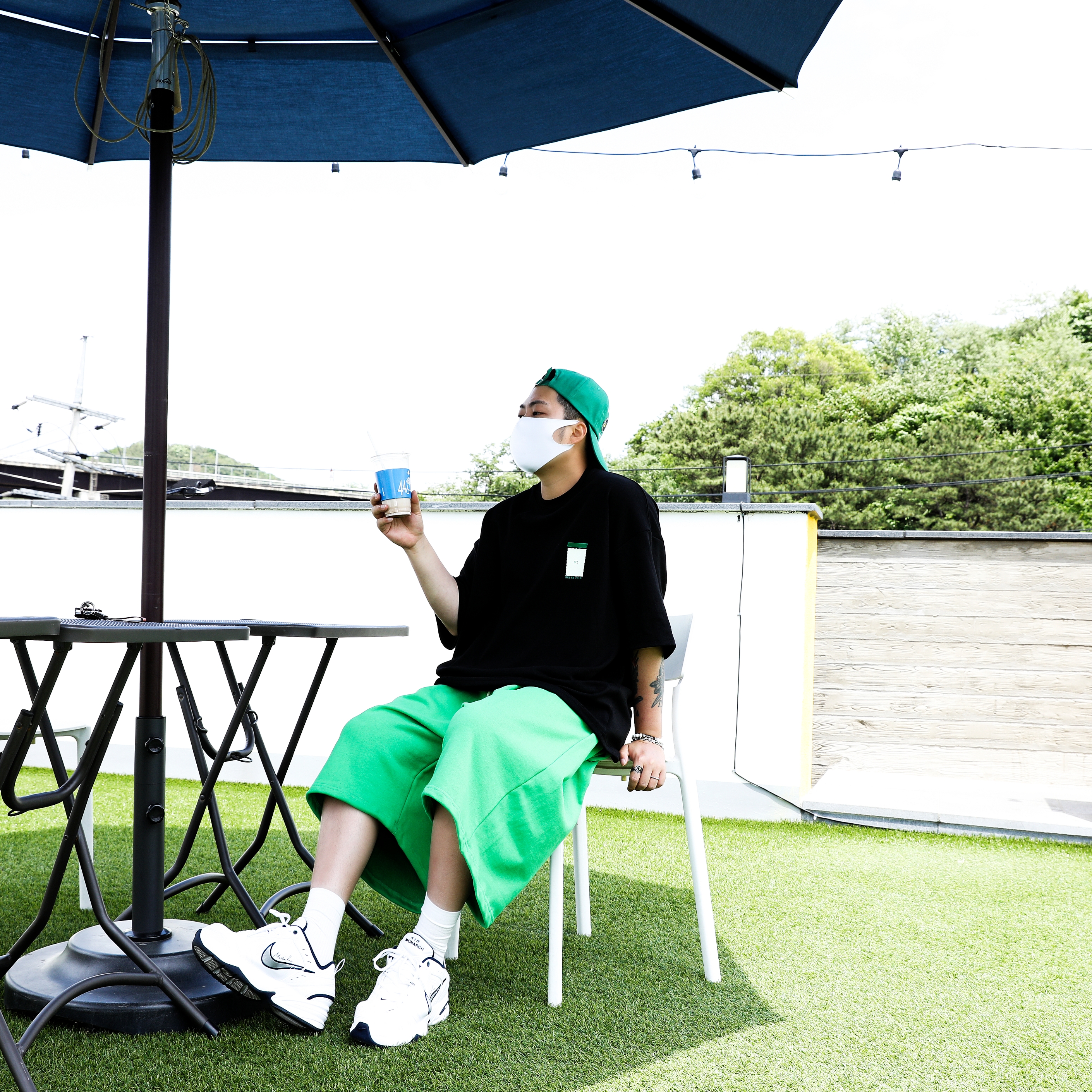 Nike x Martine Rose Air Monarch IV Martine Rose White 착용 스타일 - 2