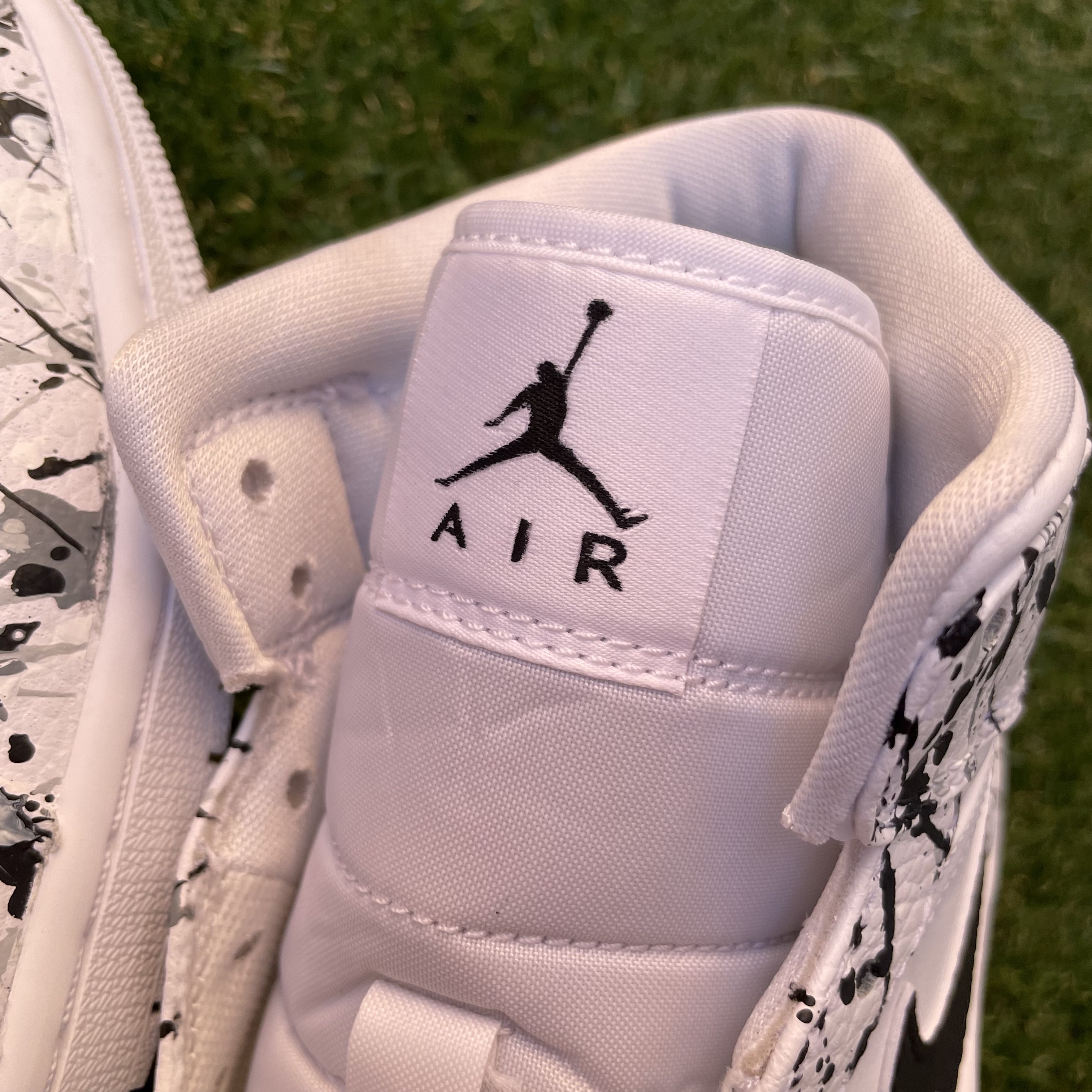 (W) Jordan 1 Mid White Snakeskin, Jordan 1 Mid Triple White 착용 스타일 - 4
