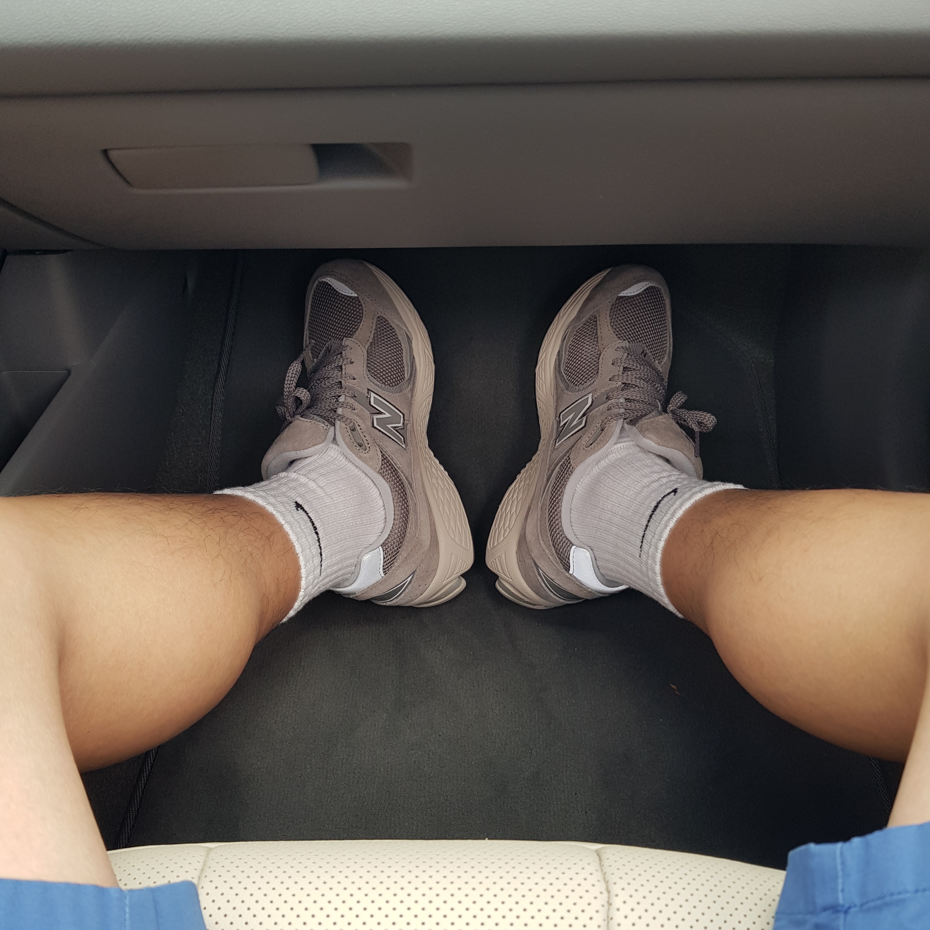 New Balance 2002R Grey 착용 스타일