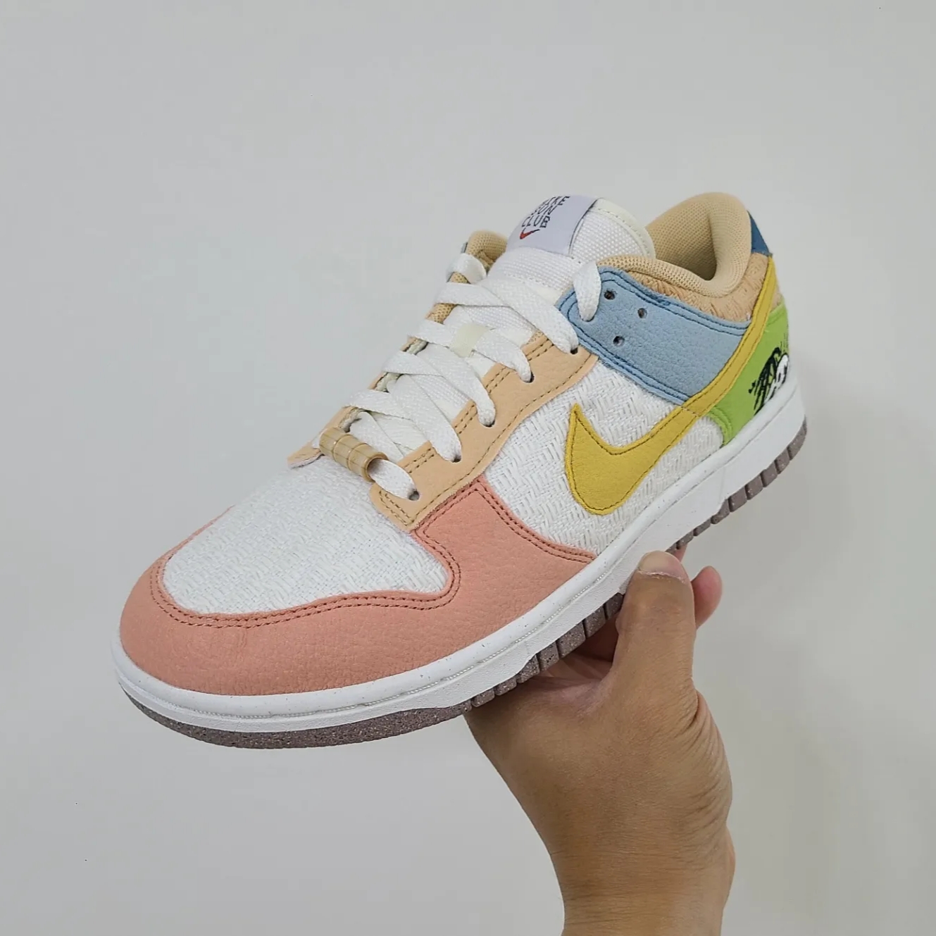 (W) Nike Dunk Low SE Sun Club Sanded Gold 착용 스타일 - 1