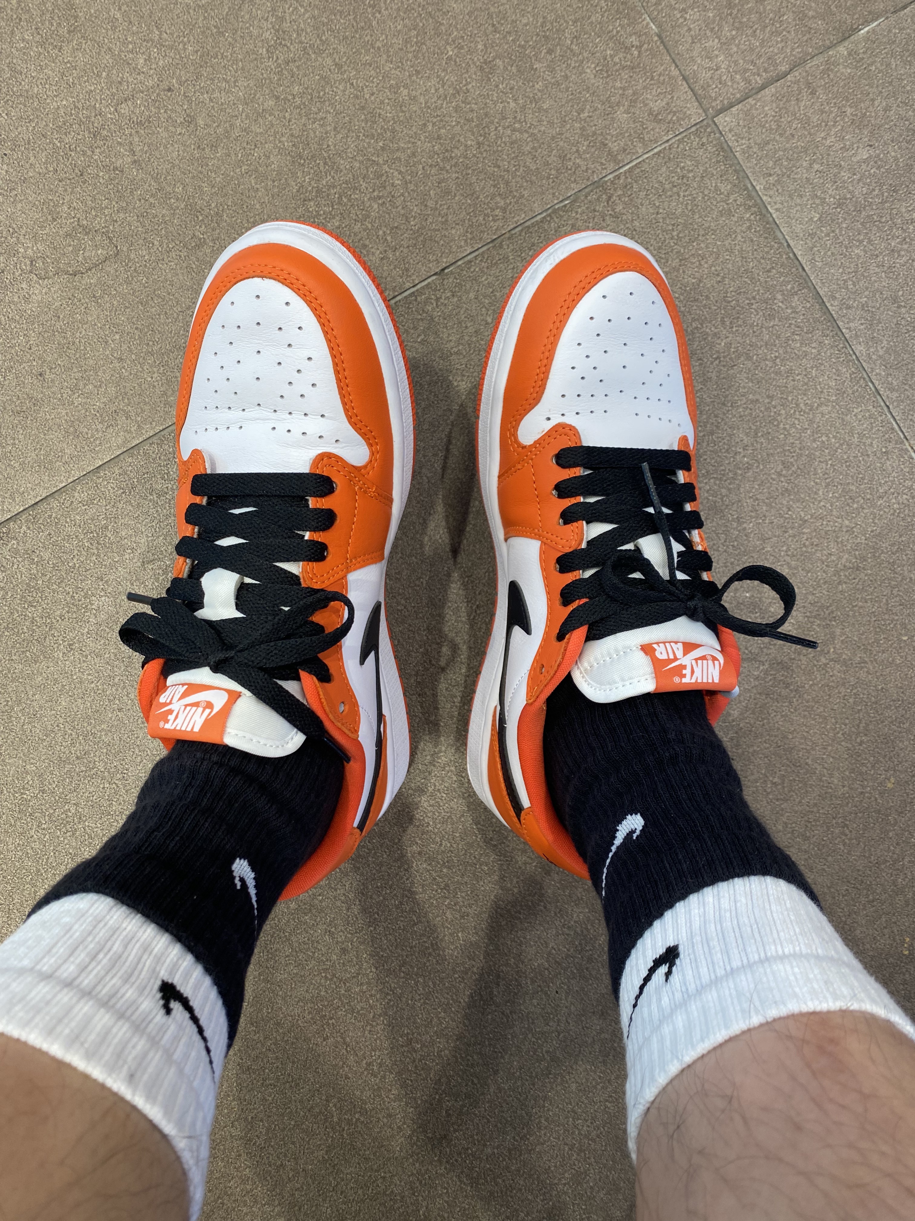 (W) Jordan 1 Low OG Starfish, Nike Everyday Plus Cushioned Training Crew Socks Black White (Korean Ver.) 착용 스타일 - 1