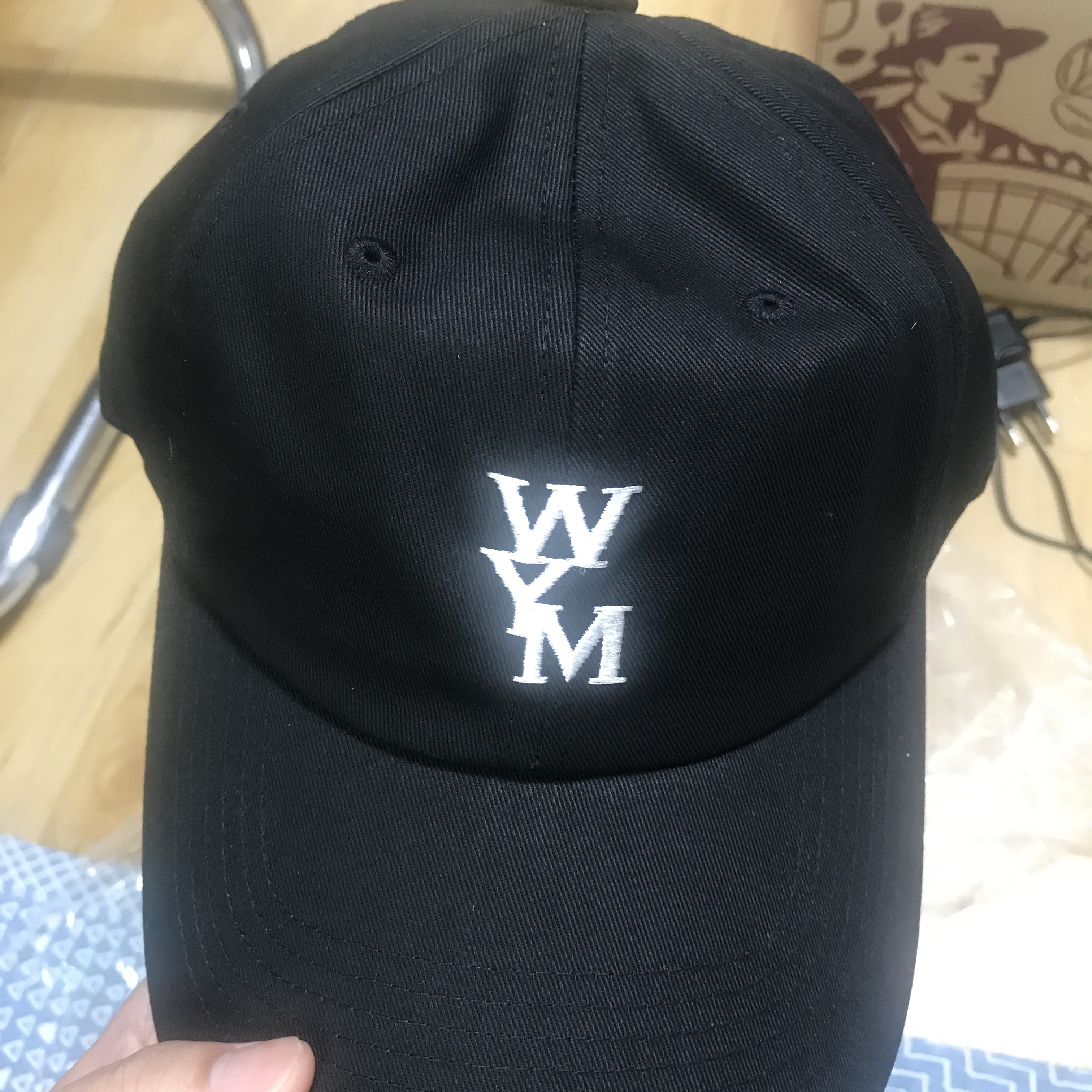 Wooyoungmi White Logo Ball Cap Black 착용 스타일 - 2