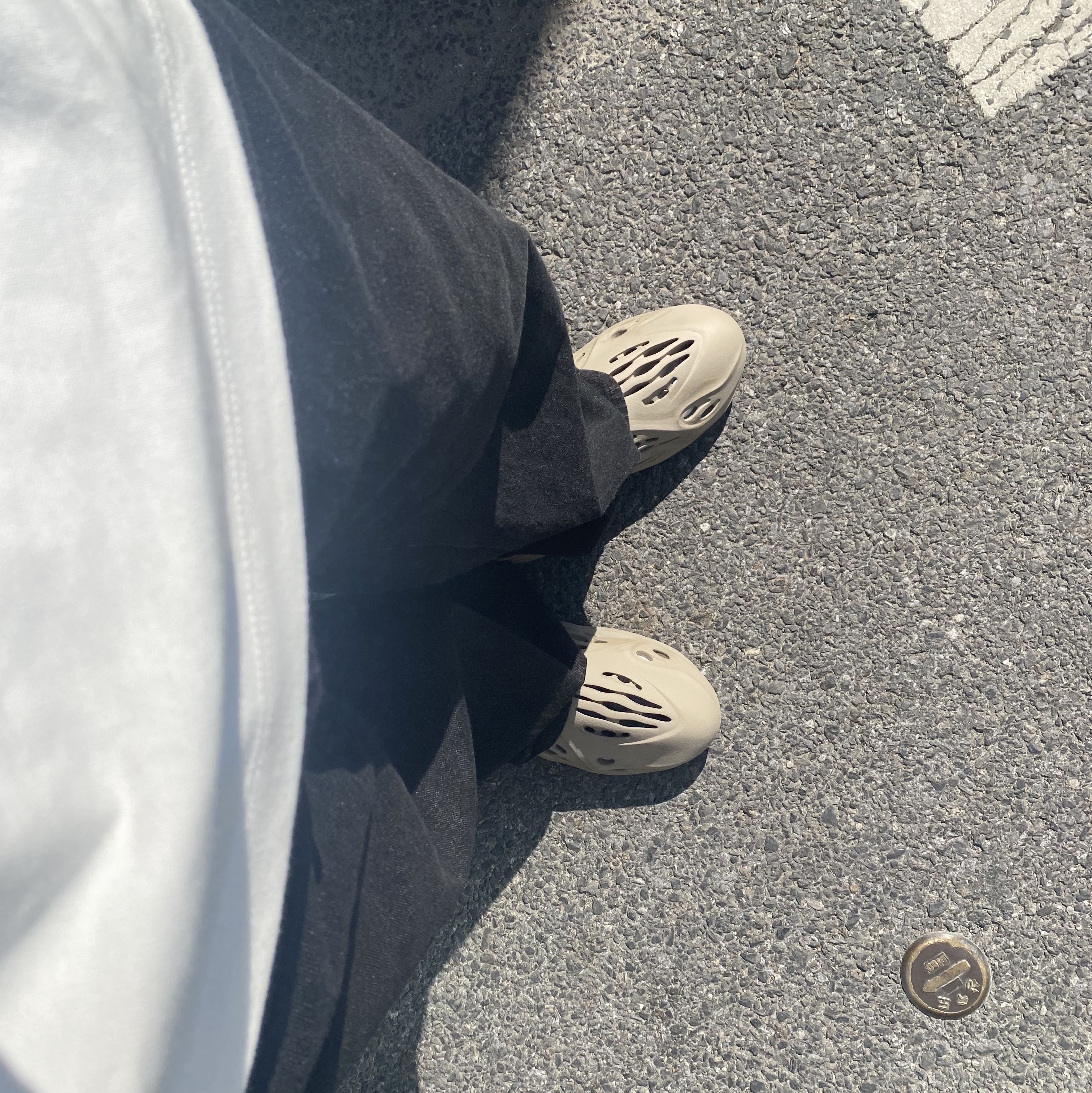 Adidas Yeezy Foam RNNR Stone Sage 착용 스타일 - 2