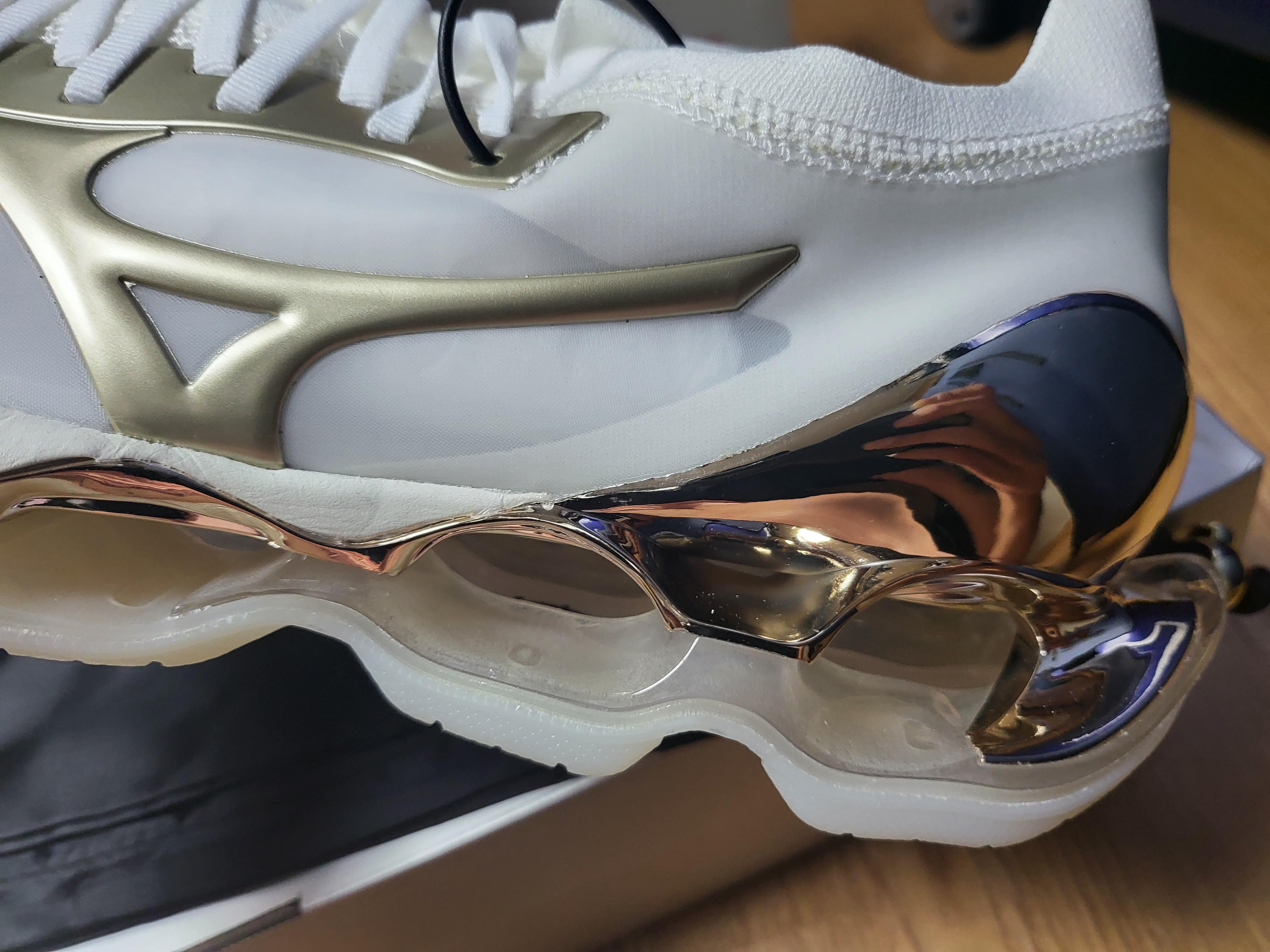 Mizuno x Sorayama Hajime Wave Prophecy Champagne Gold 착용 스타일 - 2