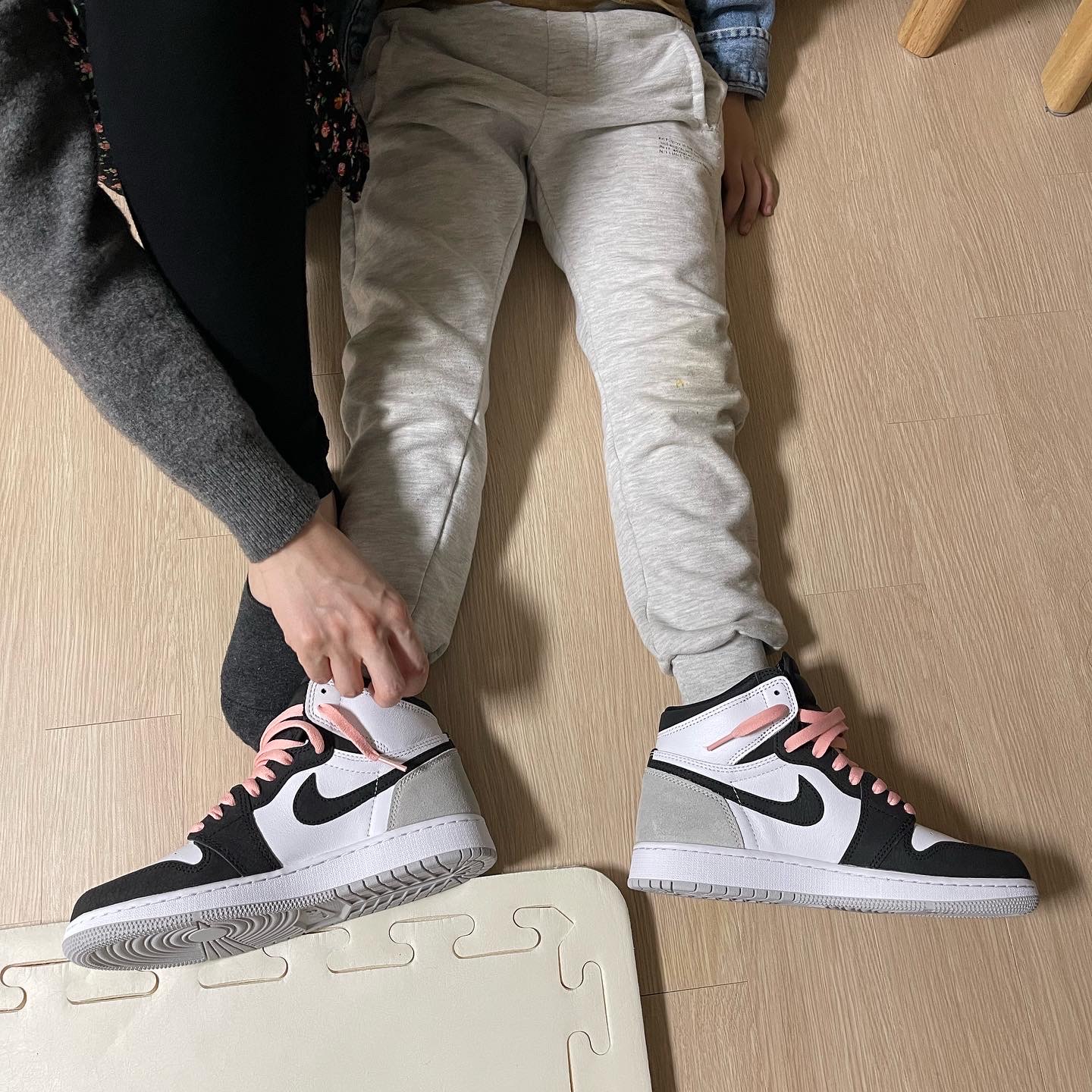 (GS) Jordan 1 Retro High OG Bleached Coral 착용 스타일 - 5